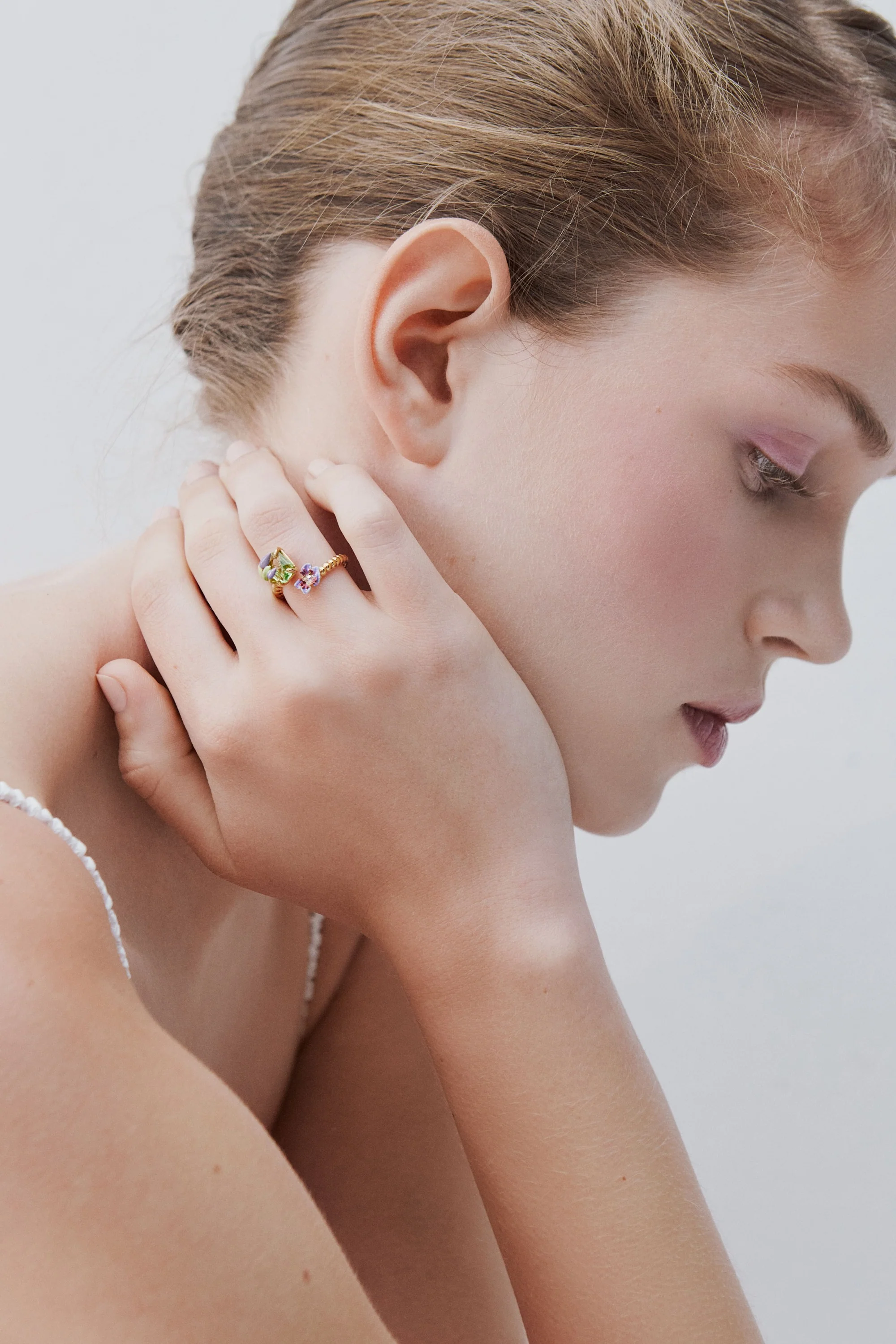 Bague ajustable clématite violette et pierre verte taille émeraude - Image 2