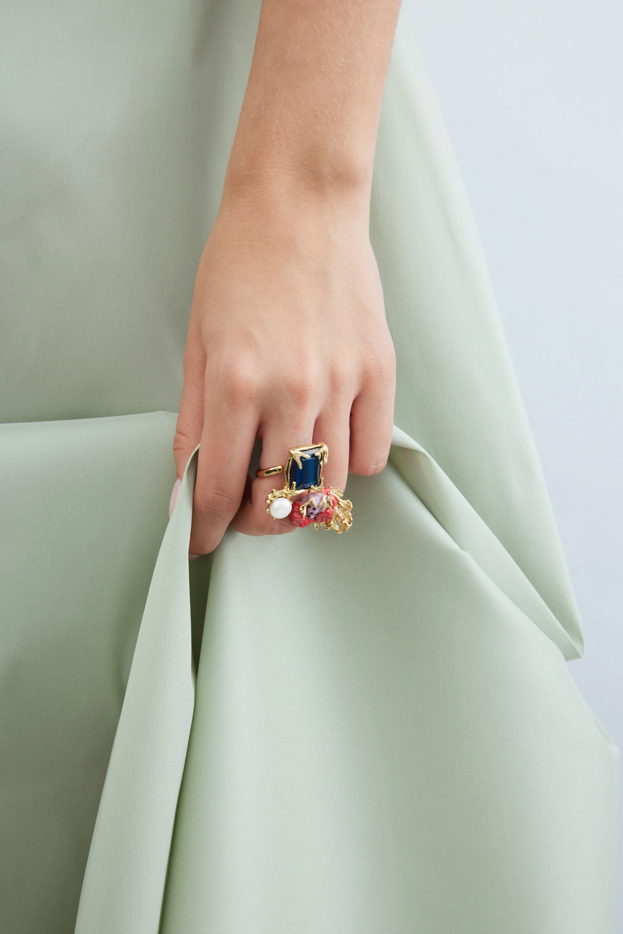 Bague ajustable dorée pierre bleue carrée, corail et perle - Image 2