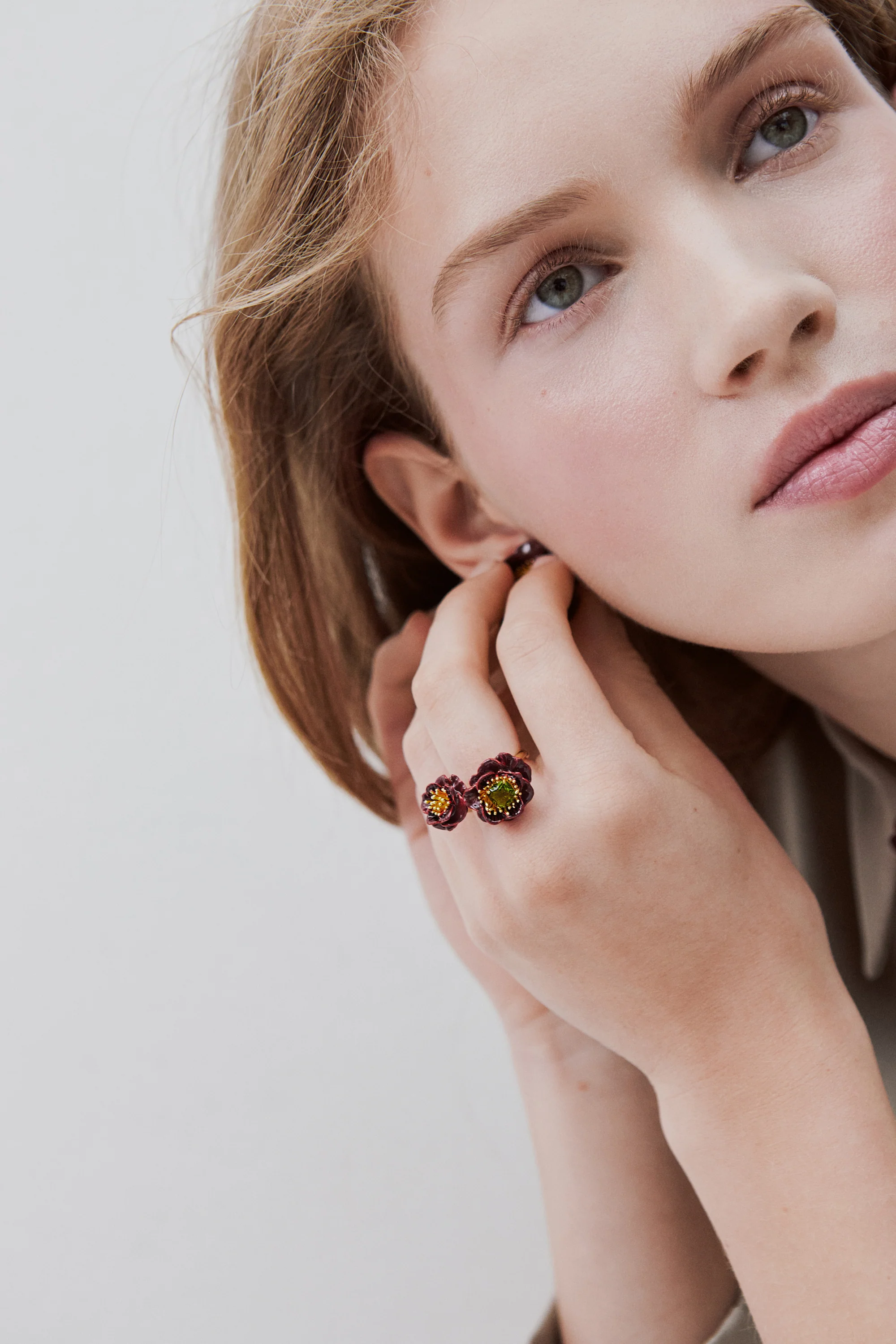 Bague ajustable fleurs d'anémone bordeaux et pierres facettées vertes - Image 2