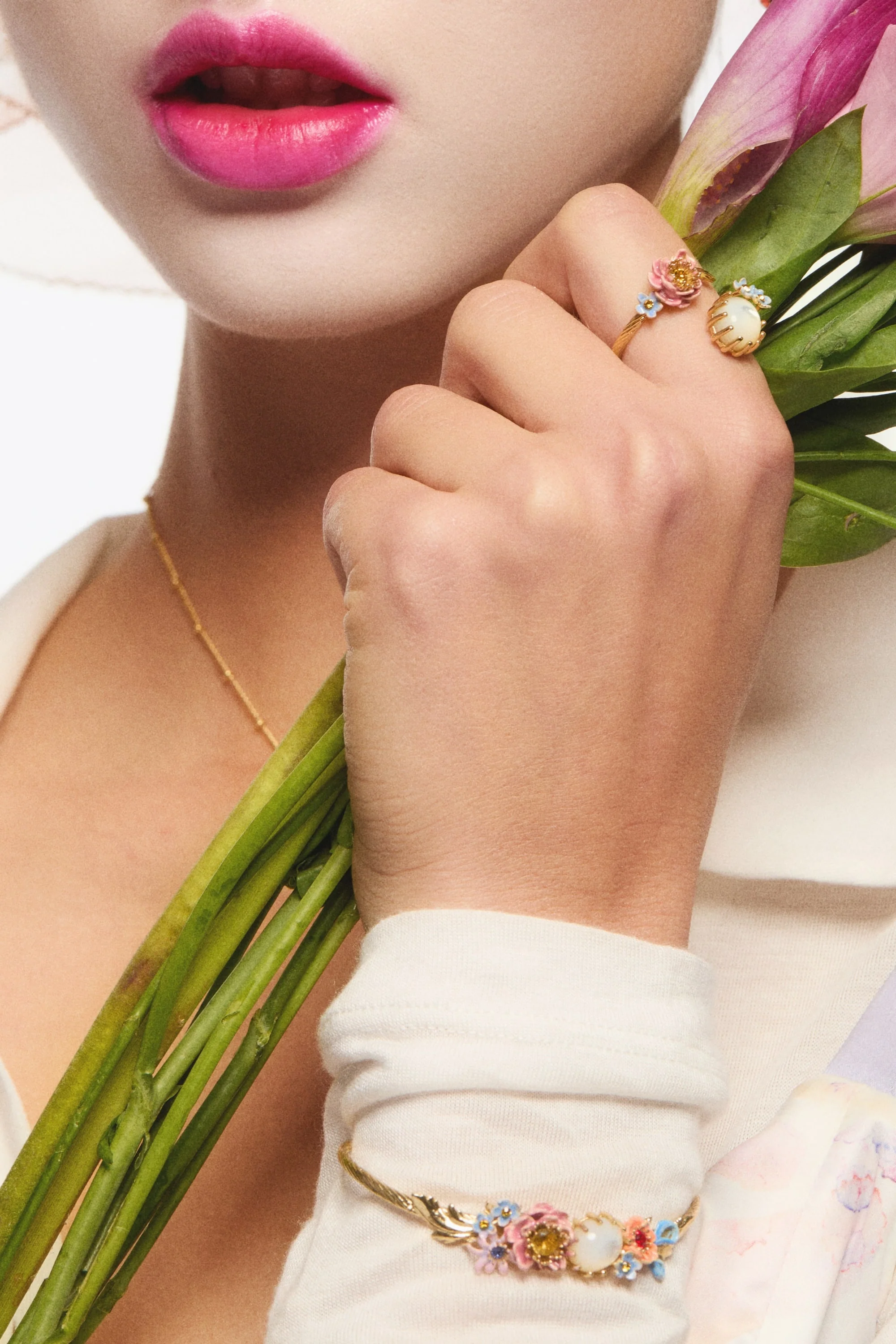 Bague ajustable fleurs rose et bleues et pierre ronde nacrée - Image 2
