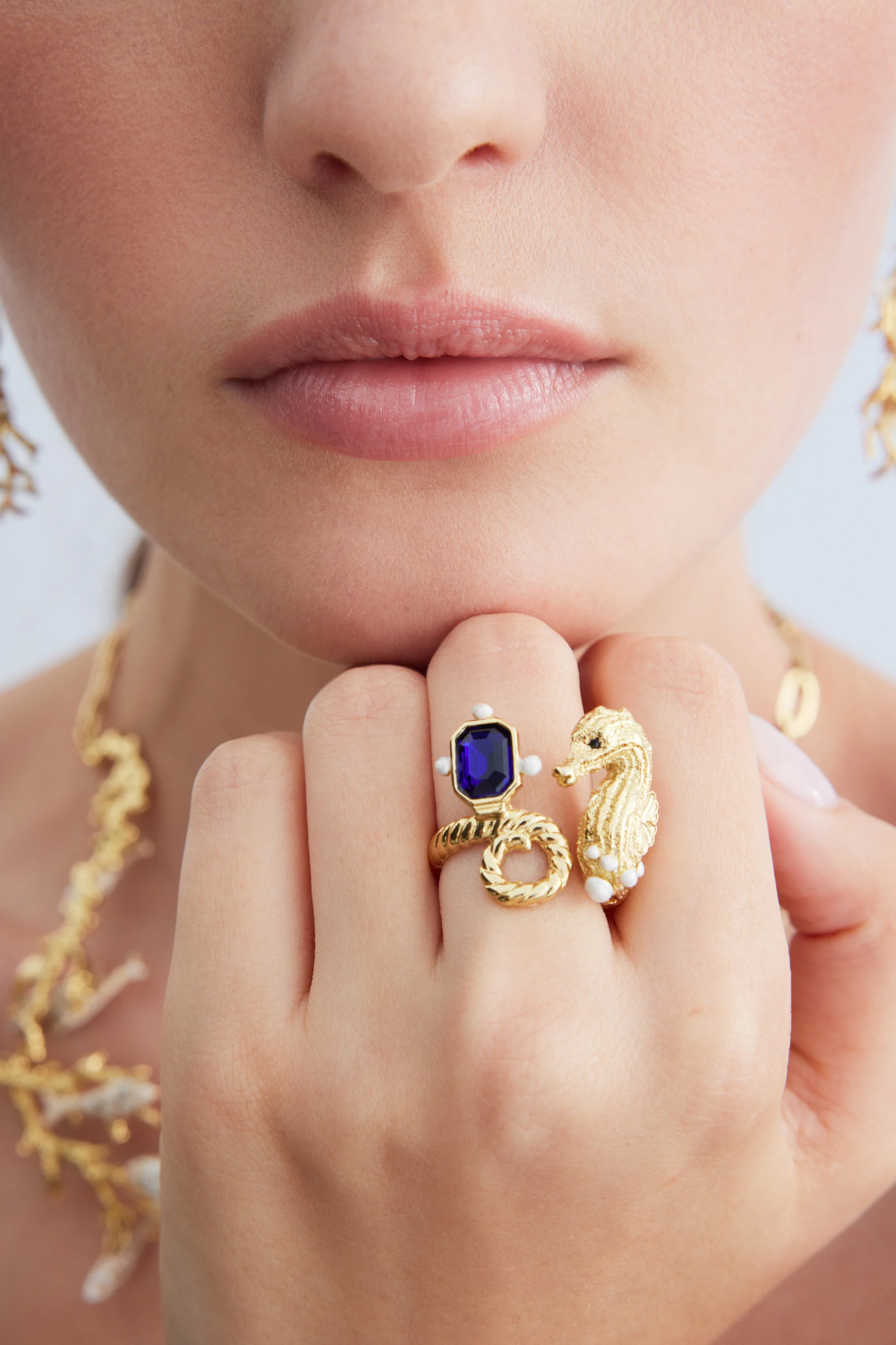 Bague ajustable hippocampe doré et pierre bleu marine - Image 2