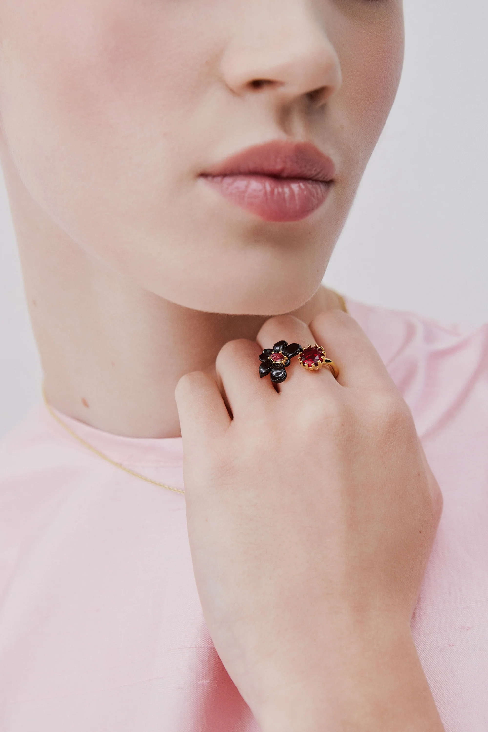 Bague ajustable orchidée noire, cristal rose et pierre facettée rouge - Image 2