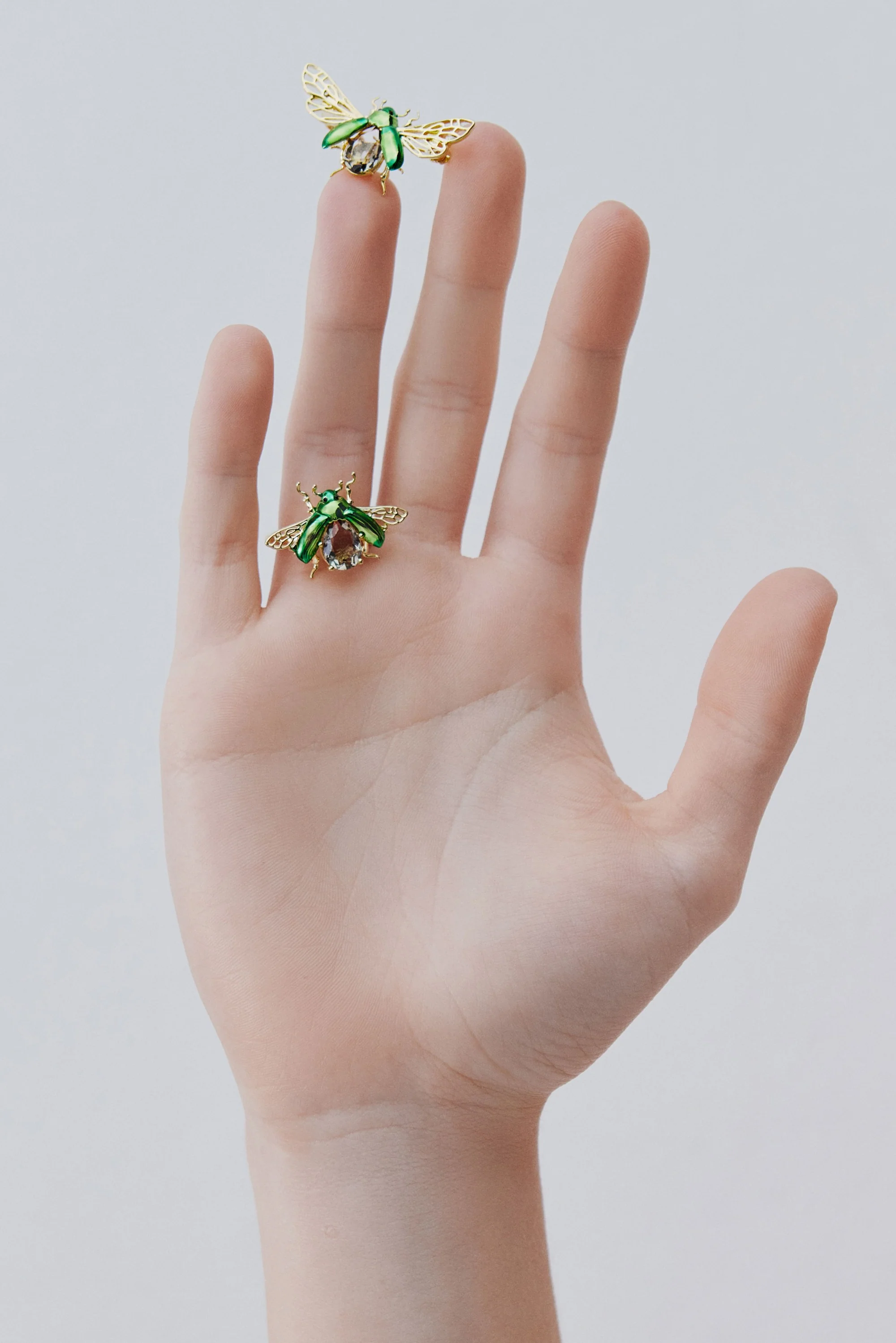 Bague cétoine verte et pierre facettée noire - Image 2