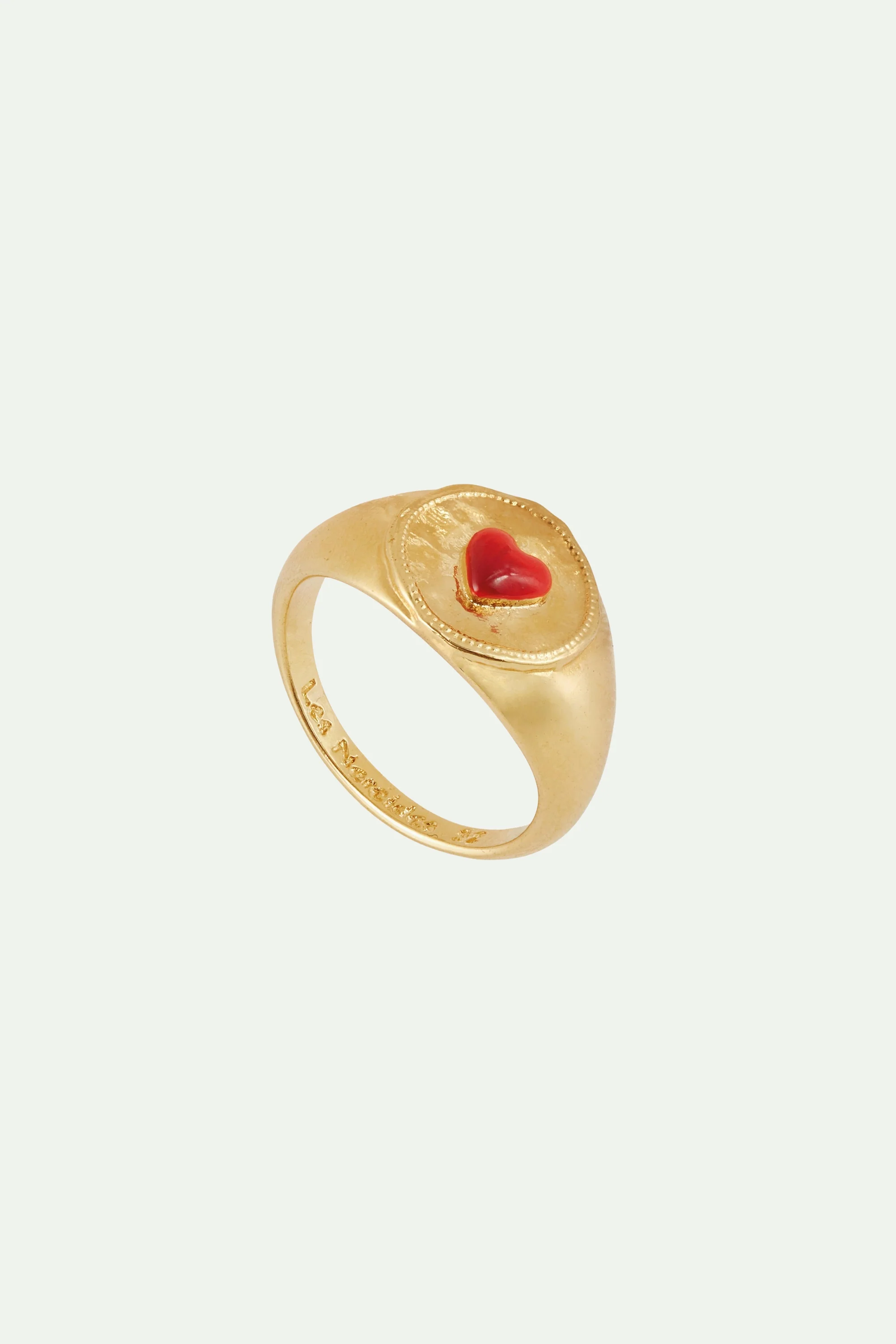Bague chevalière dorée coeur rouge