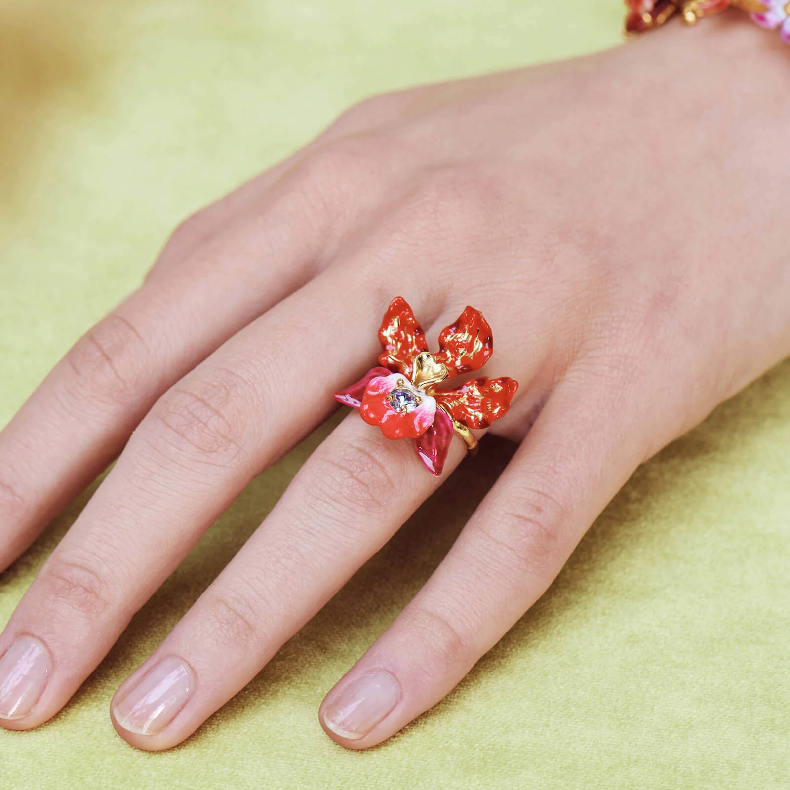Bague cocktail fleur d'orchidée exotique et cristal taillé - Image 3