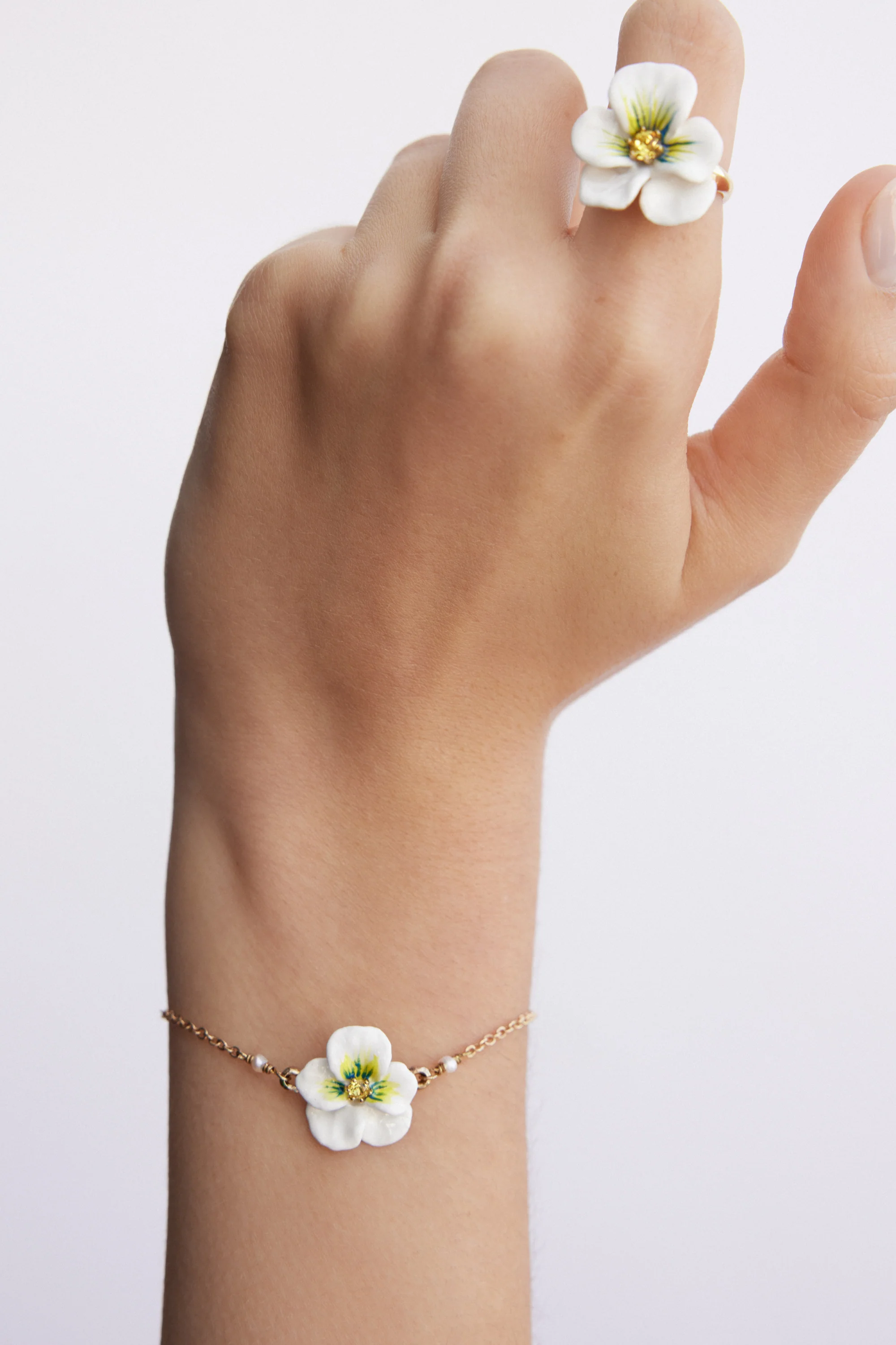 Bague cocktail pensée blanche et cristal taillé - Image 2