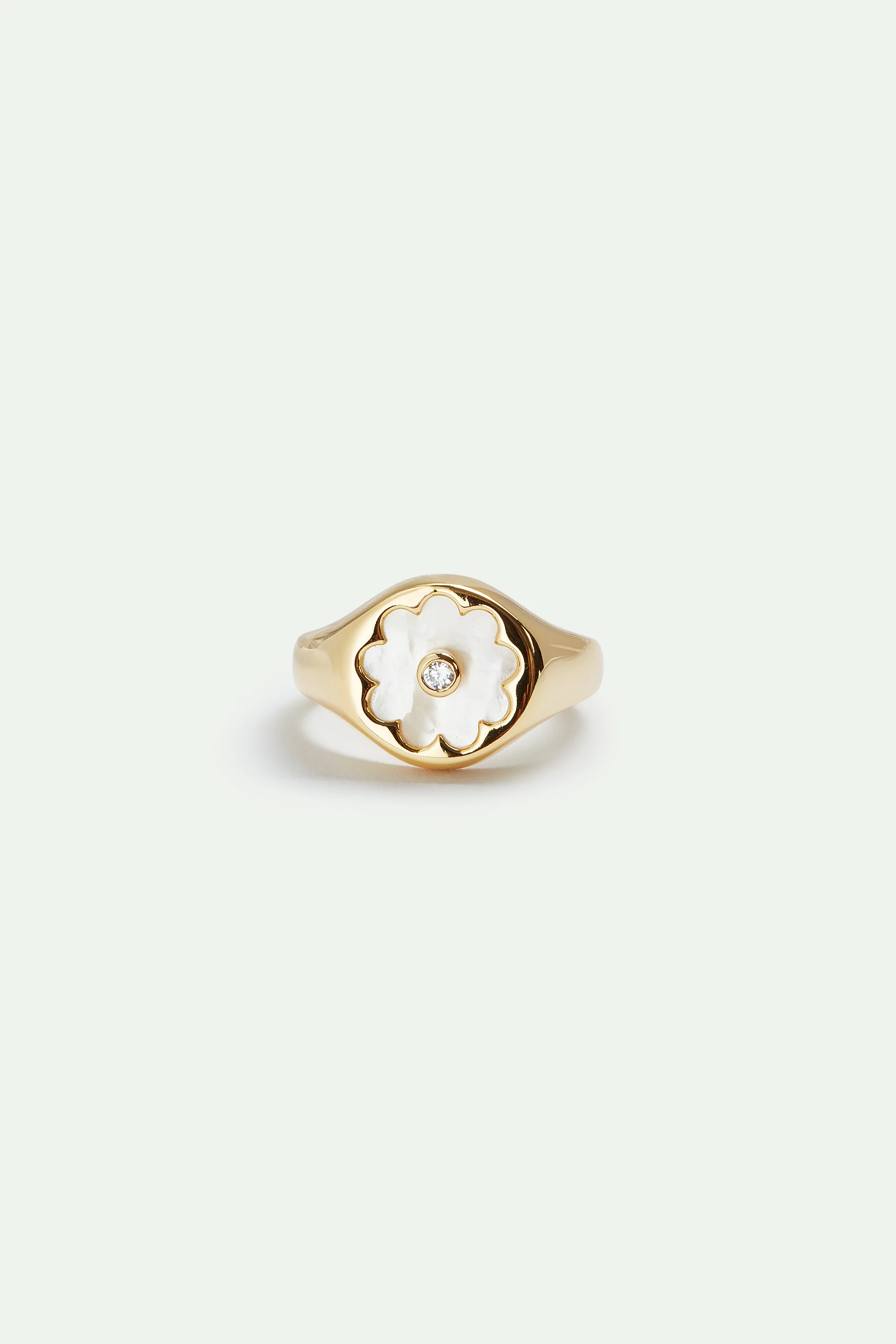 Bague dorée fleur blanche nacrée - Image 3