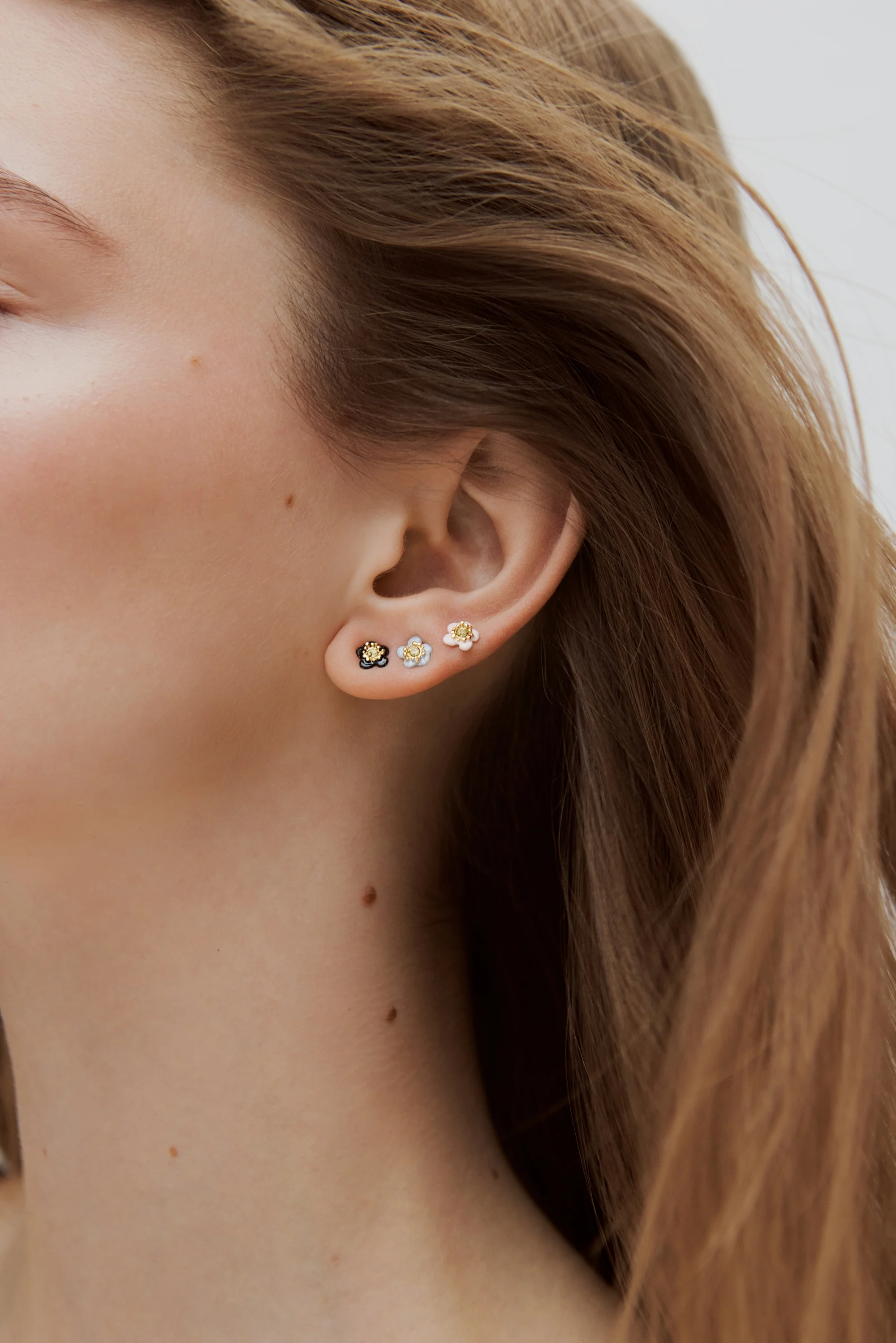Boucle d'oreille fleur noire et pierre facettée, à l'unité - Image 2