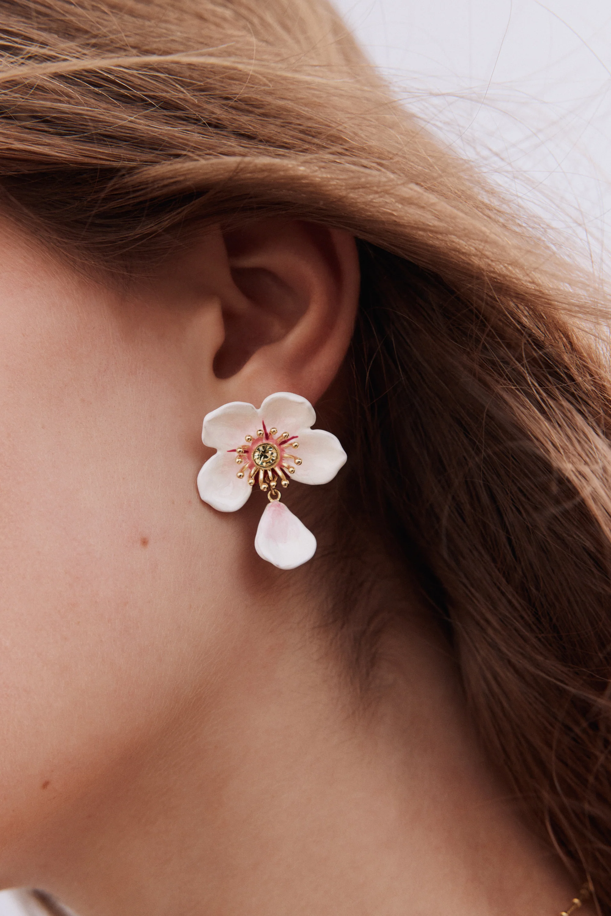 Boucle d'oreilles fleur blanche de cerisier - Image 2