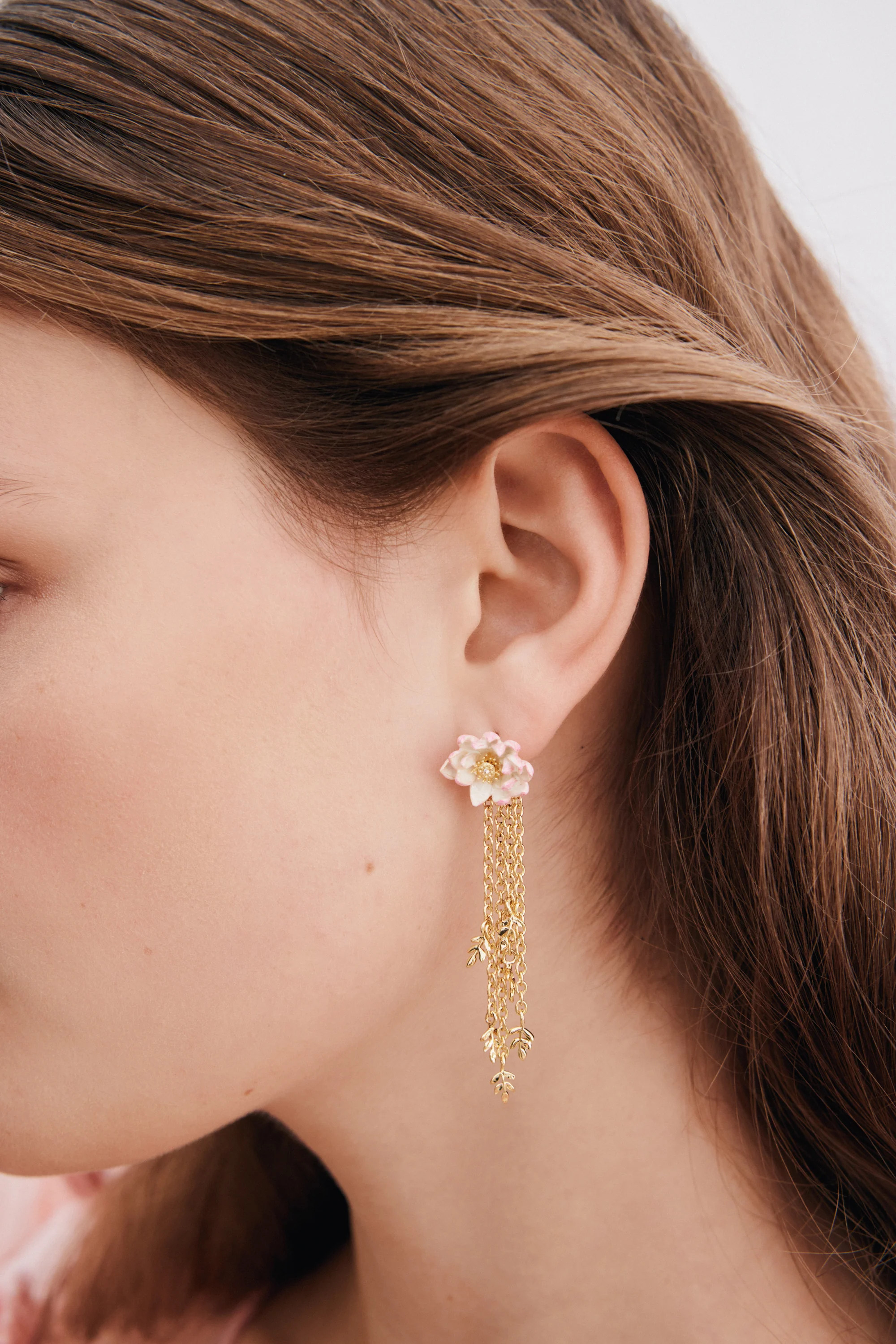 Boucles d’oreilles pendantes dorées nymphéa rose - Image 2