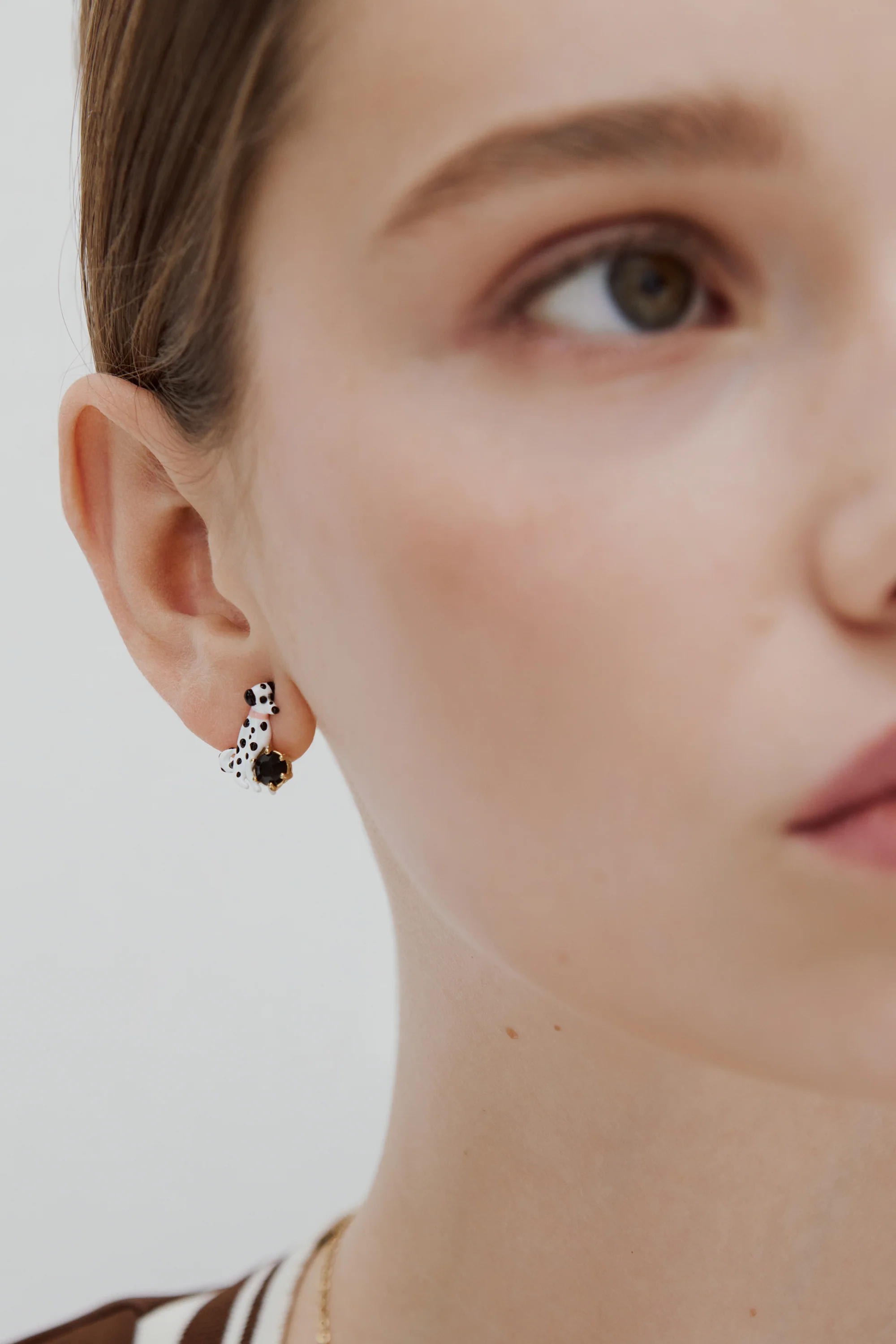 Boucles d’oreilles tiges asymétriques dalmatien et pierre ronde facettée noire - Image 2