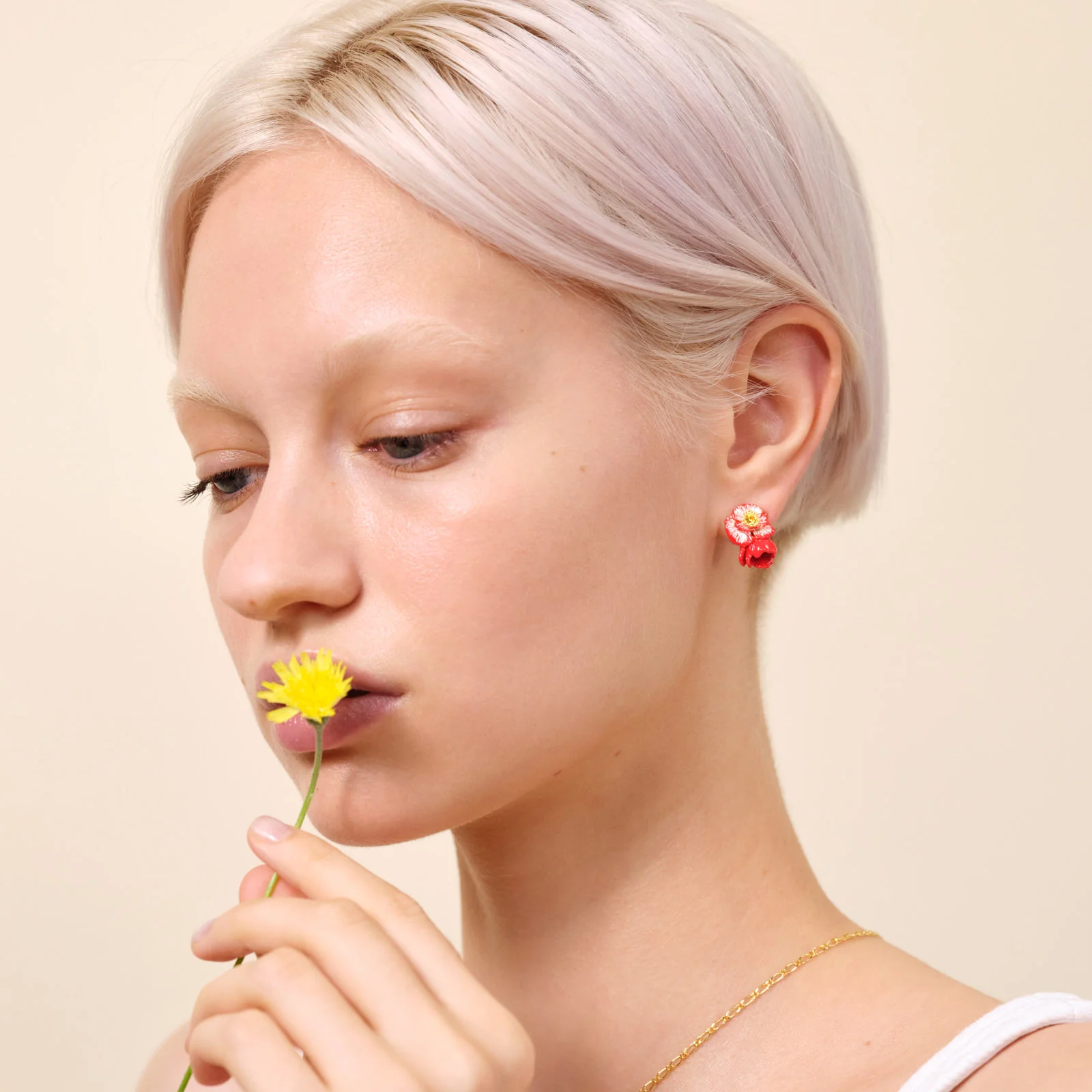 Boucles d’oreilles tiges coquelicot et perle dorée - Image 4