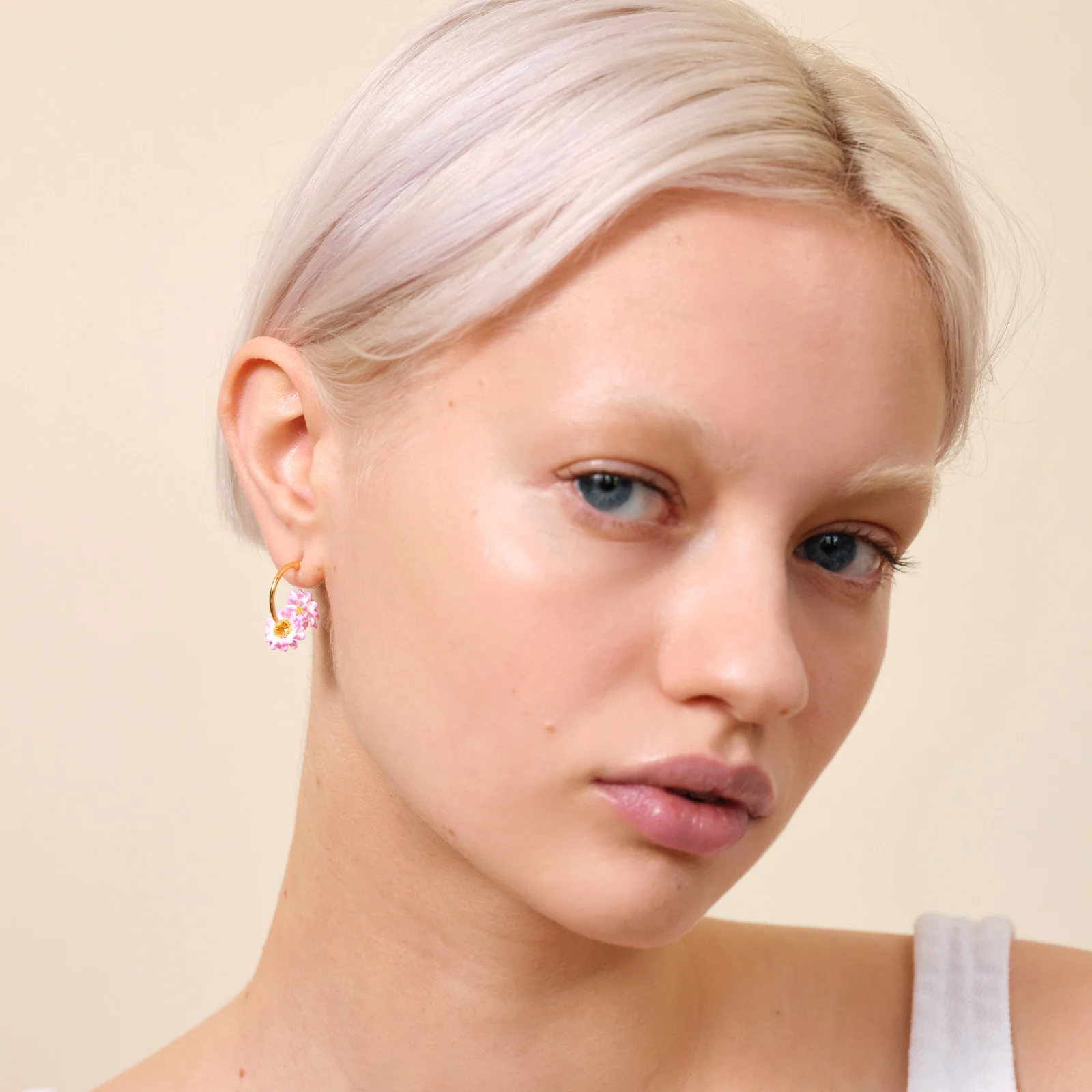 Boucles d’oreilles tiges créoles et marguerites - Image 2