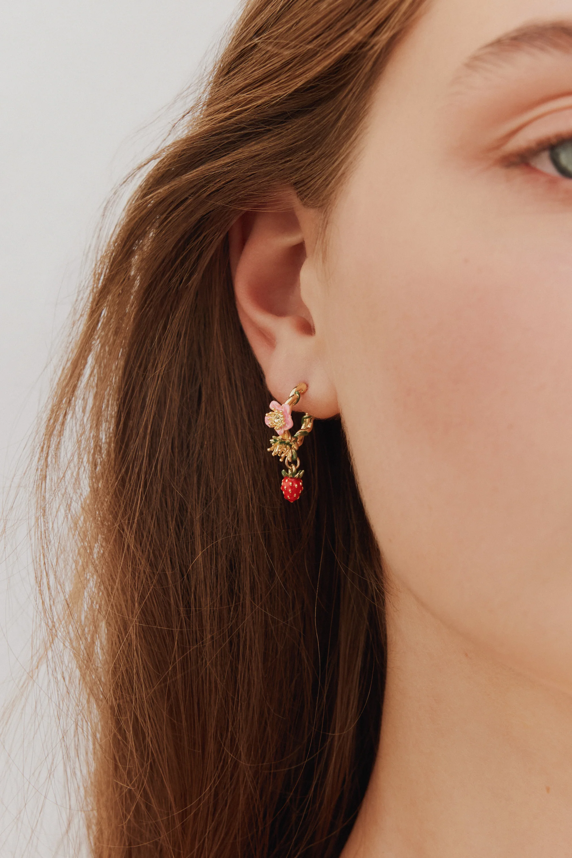 Boucles d’oreilles tiges créoles fraise des bois - Image 2