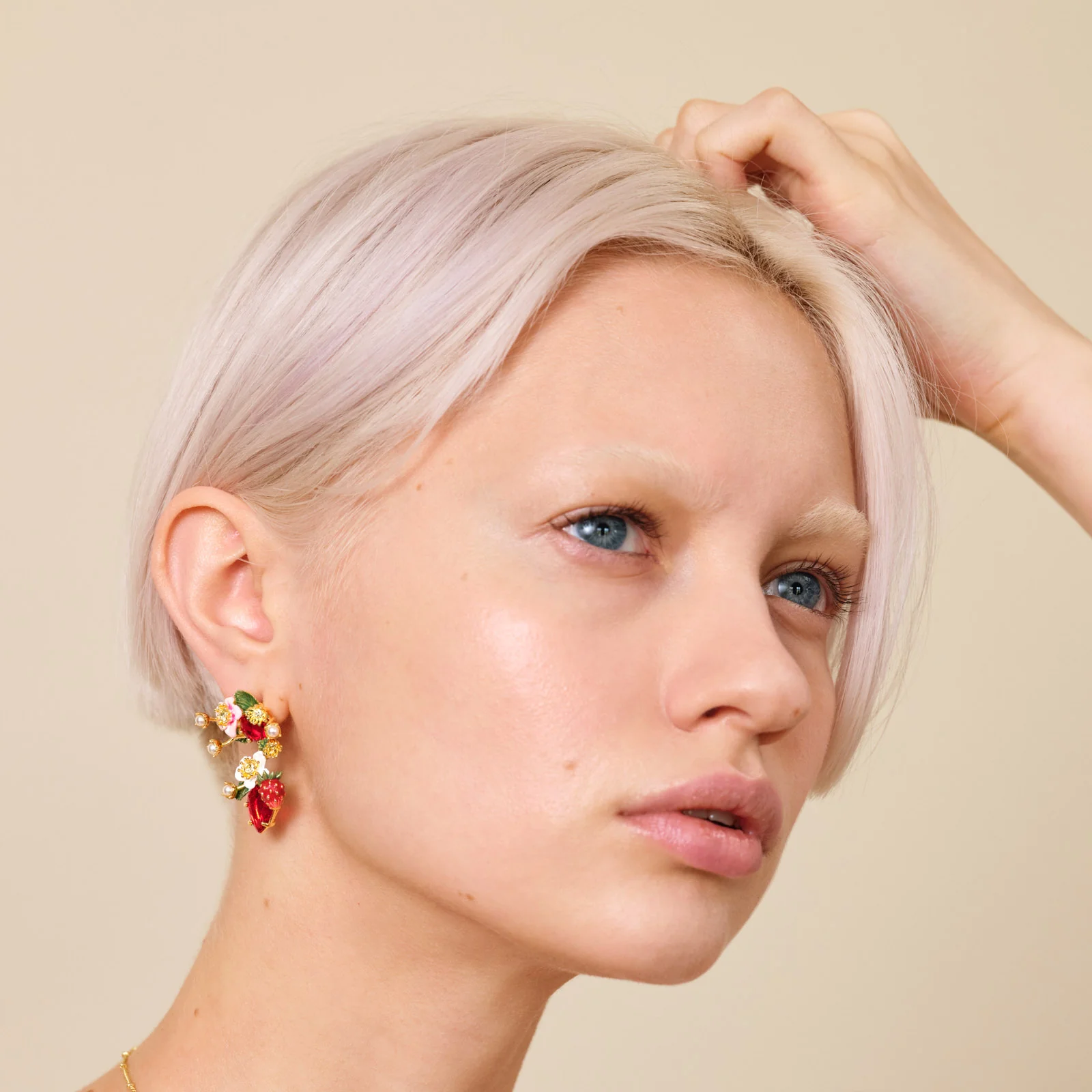 Boucles d’oreilles tiges fraises des bois et fleurs de fraisiers - Image 2