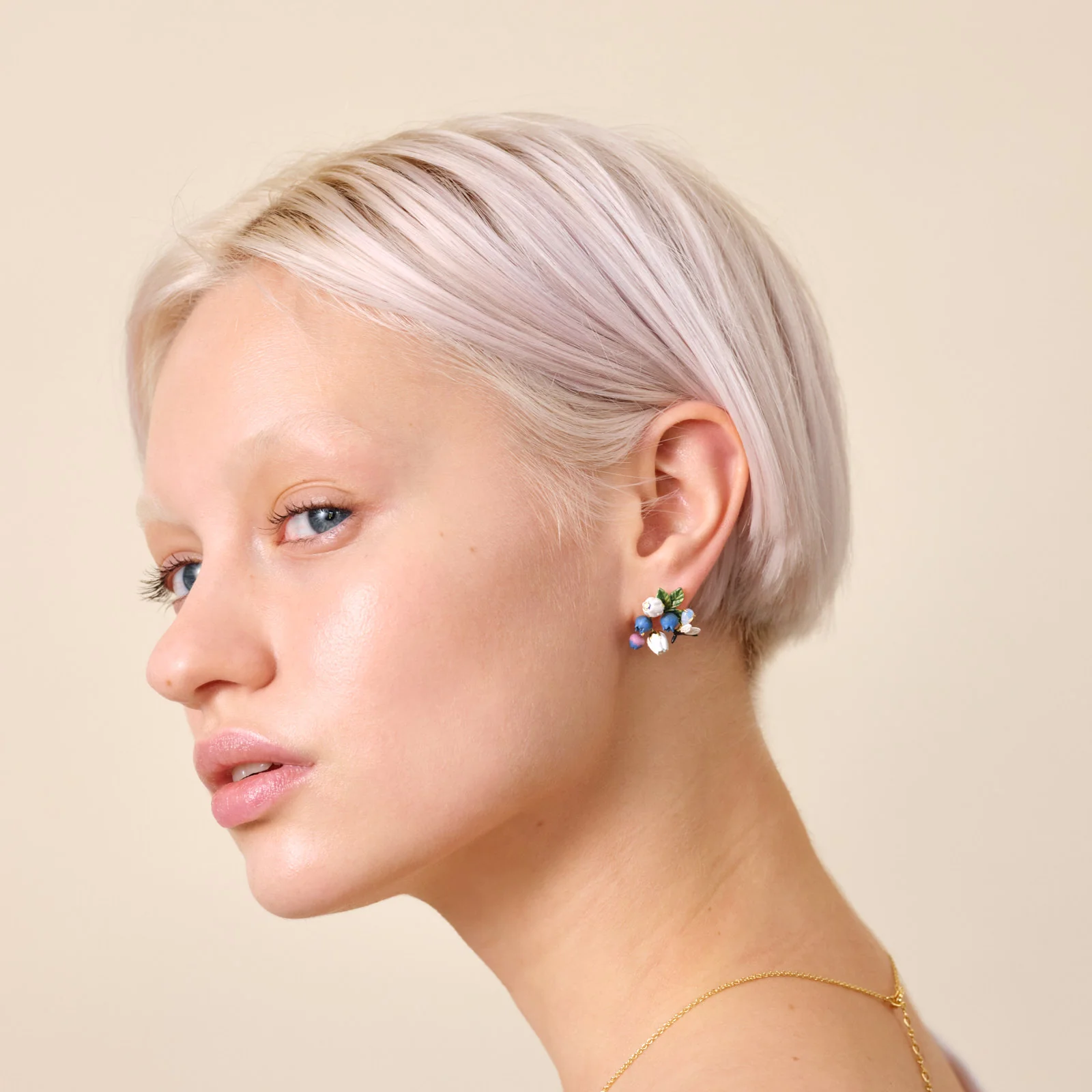Boucles d’oreilles tiges myrtilles, fleurs blanches et luciole - Image 2