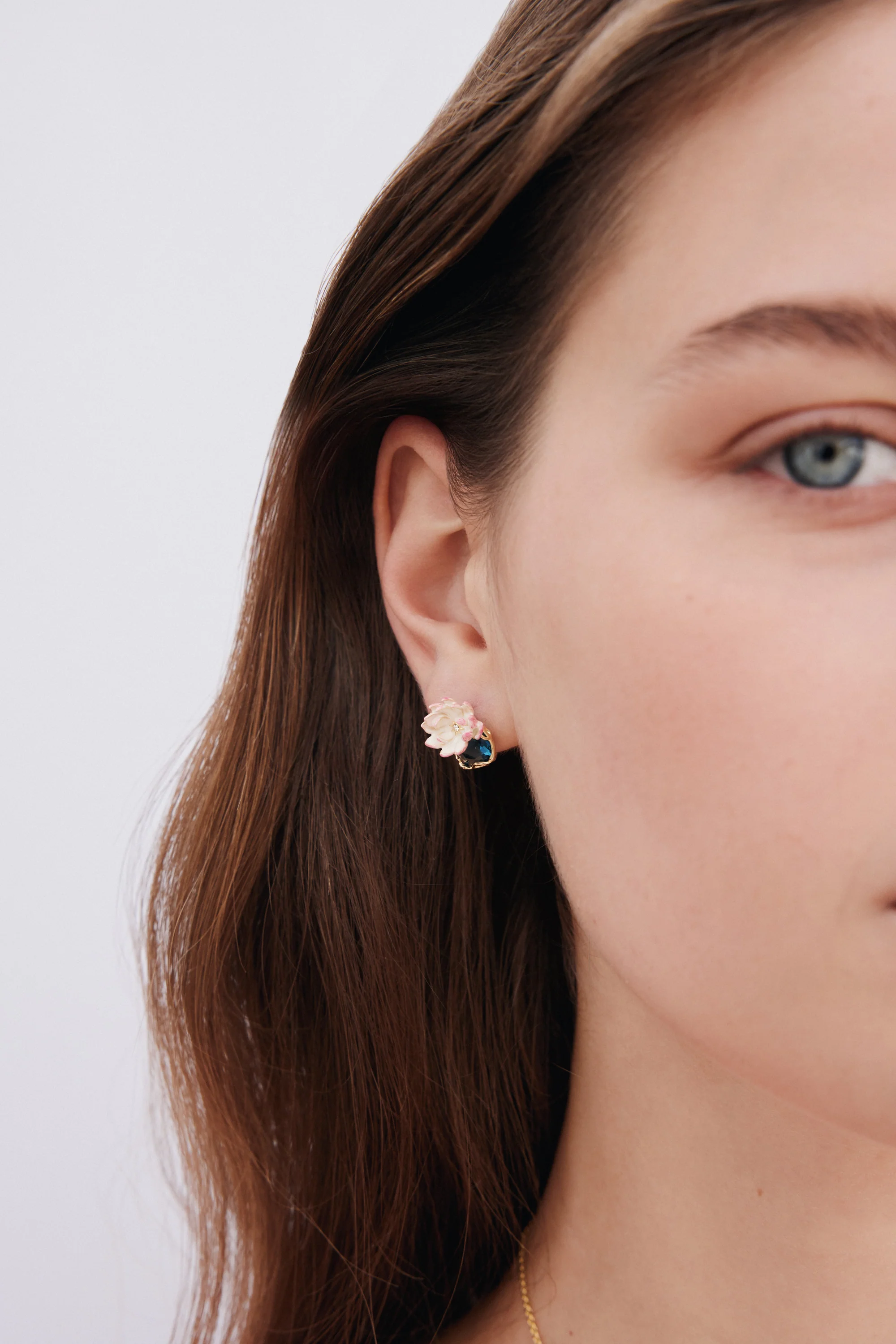 Boucles d’oreilles tiges nymphéa rose et pierre ronde bleue - Image 2