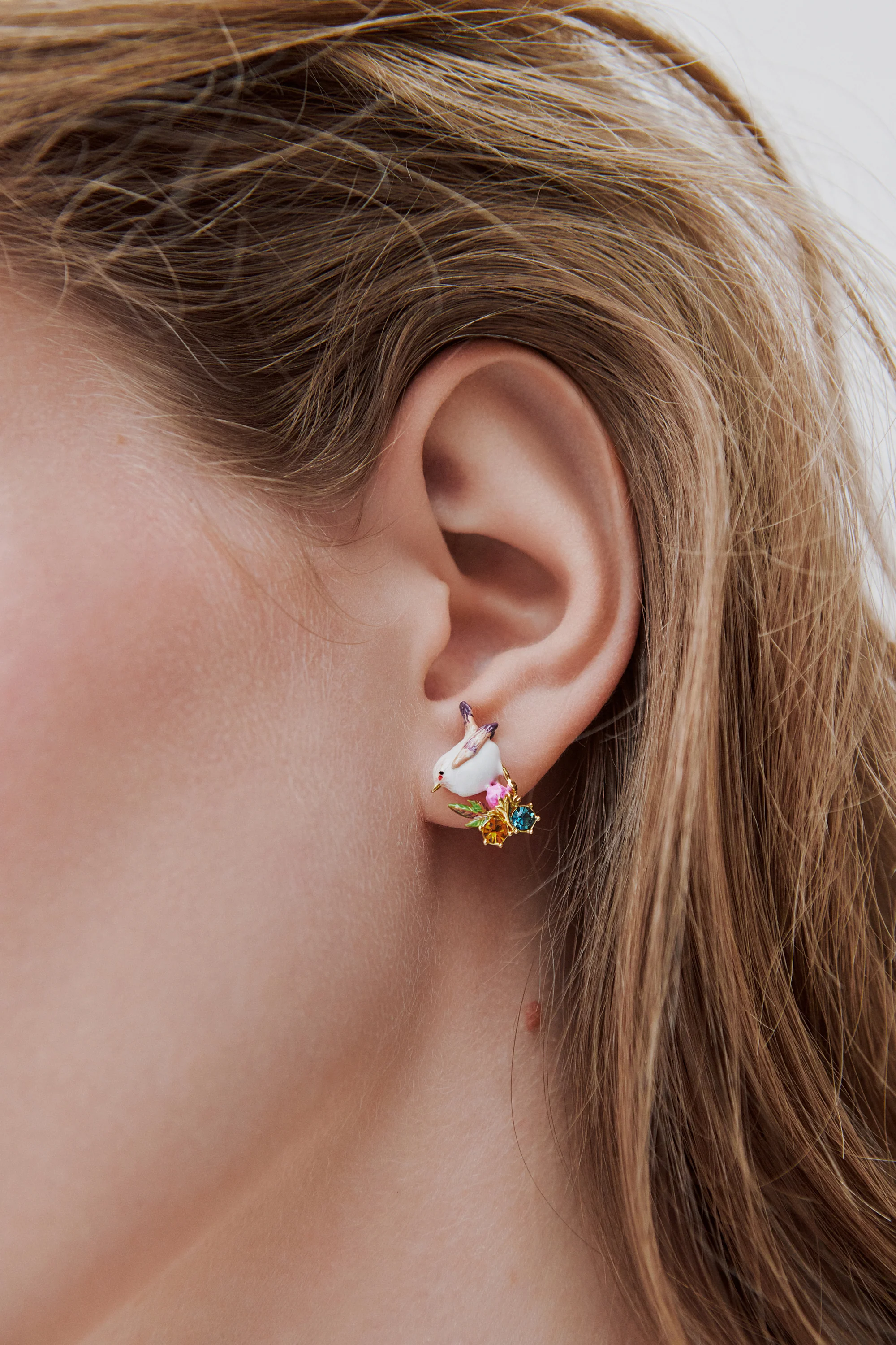 Boucles d’oreilles tiges plectrophane des neiges, bouton de rose et cristaux - Image 2