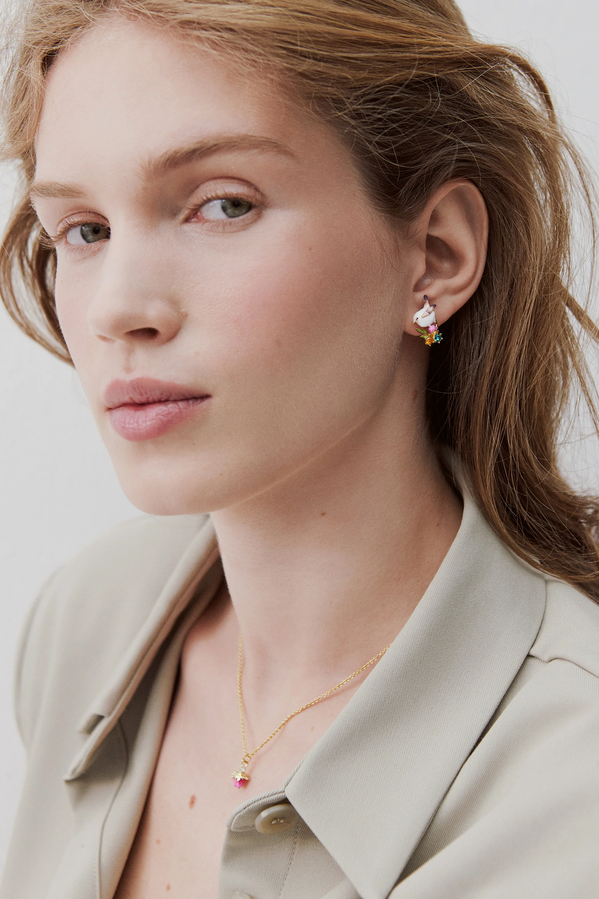 Boucles d’oreilles tiges plectrophane des neiges, bouton de rose et cristaux - Image 4