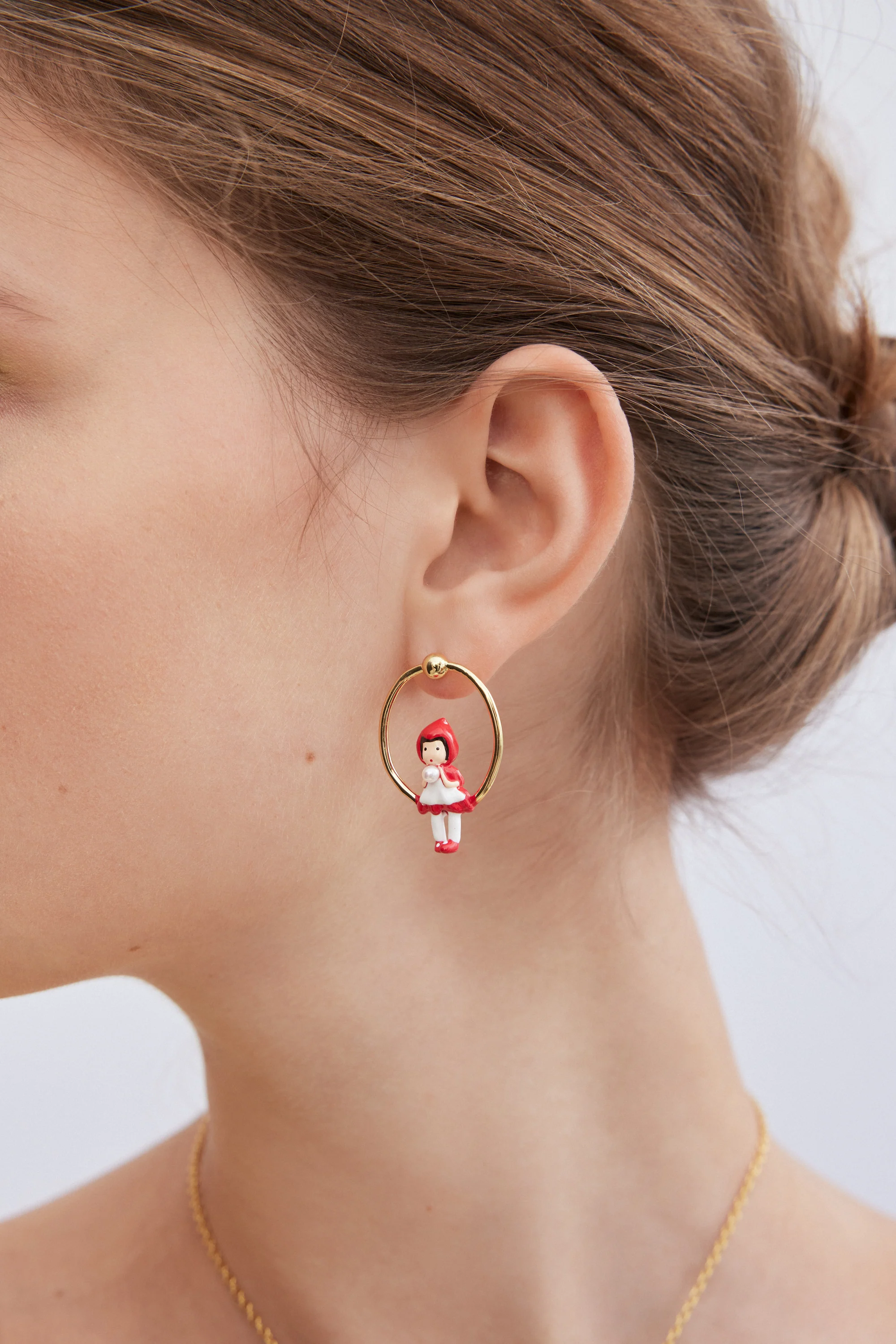 Boucles d'oreilles asymétriques créoles Alice et Chaperon Rouge - Image 2