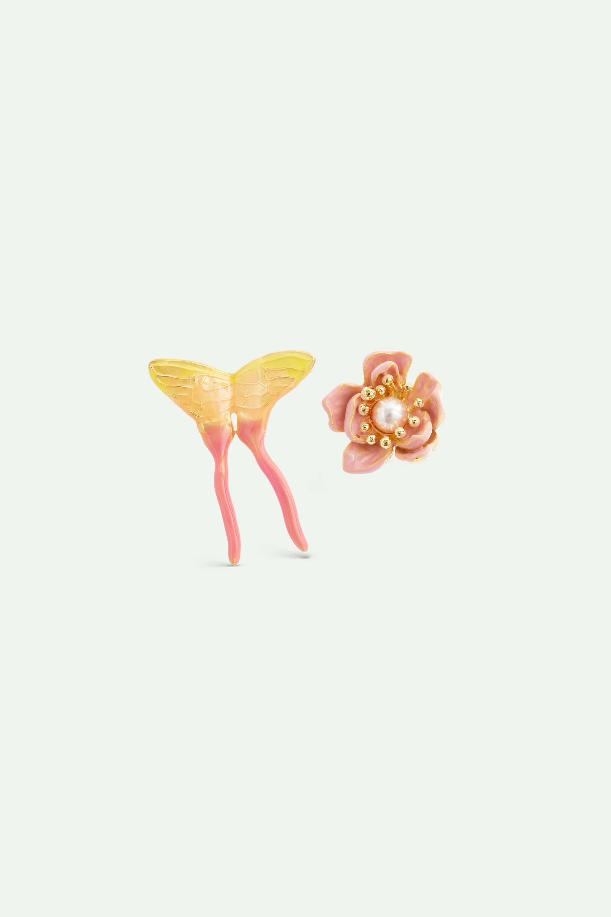 Boucles d'oreilles asymétriques fleur de magnolia rose et papillon rose et jaune