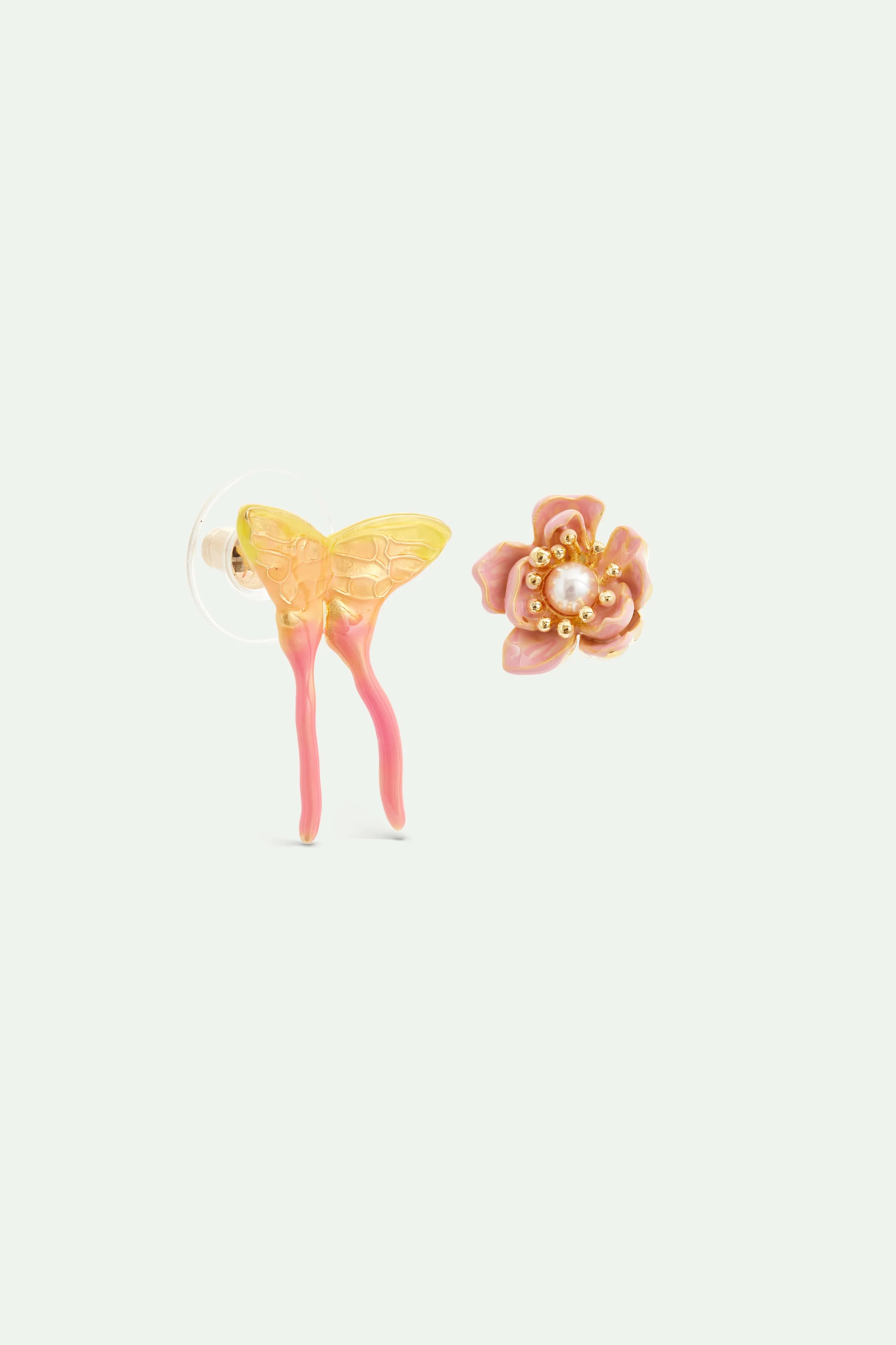 Boucles d'oreilles asymétriques fleur de magnolia rose et papillon rose et jaune - Image 3