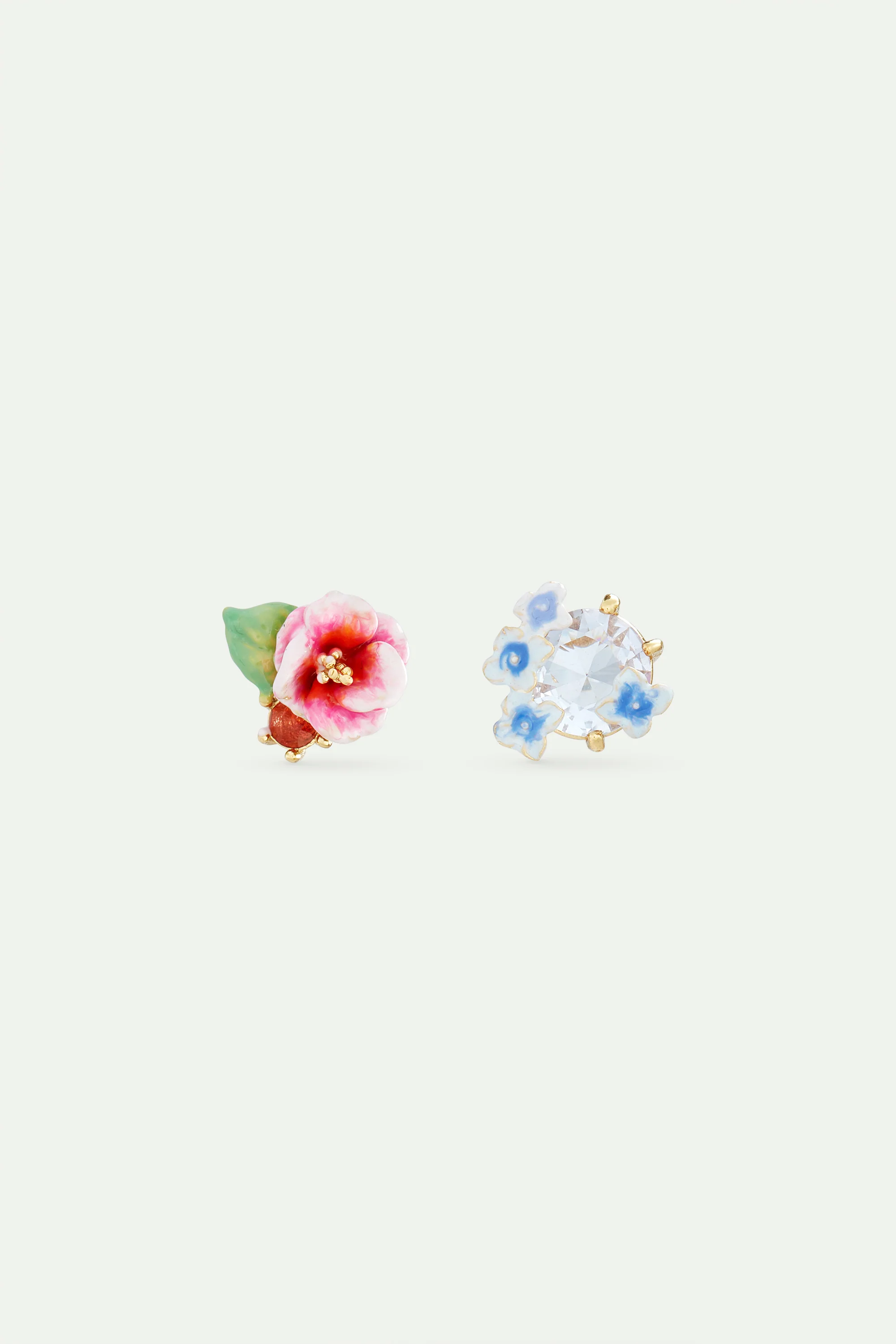 Boucles d'oreilles asymétriques fleur d'hortensia e et pierre ronde lavande