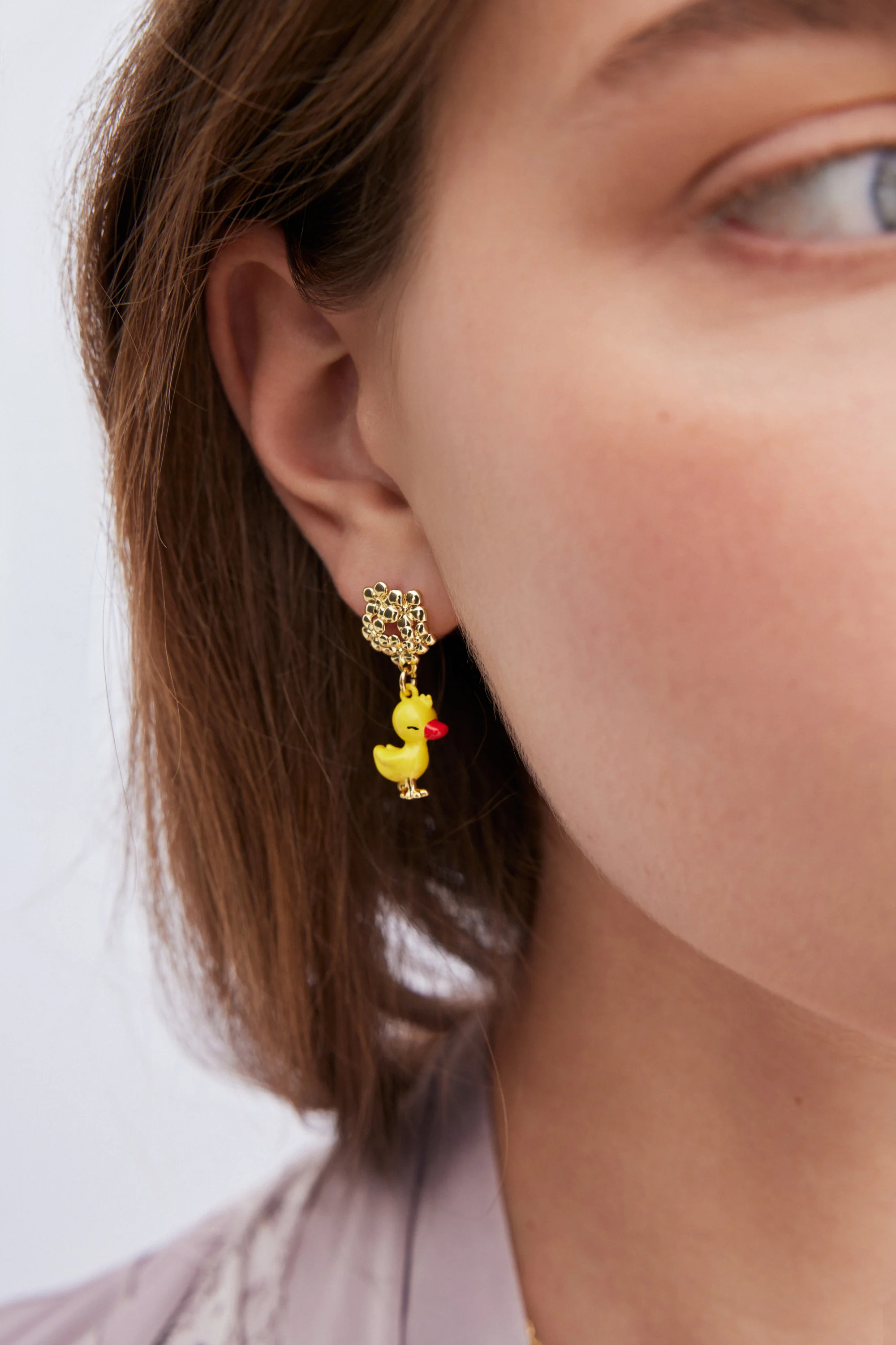 Boucles d'oreilles asymétriques Petit Canard jaune et bleu, fleurs dorées - Image 2