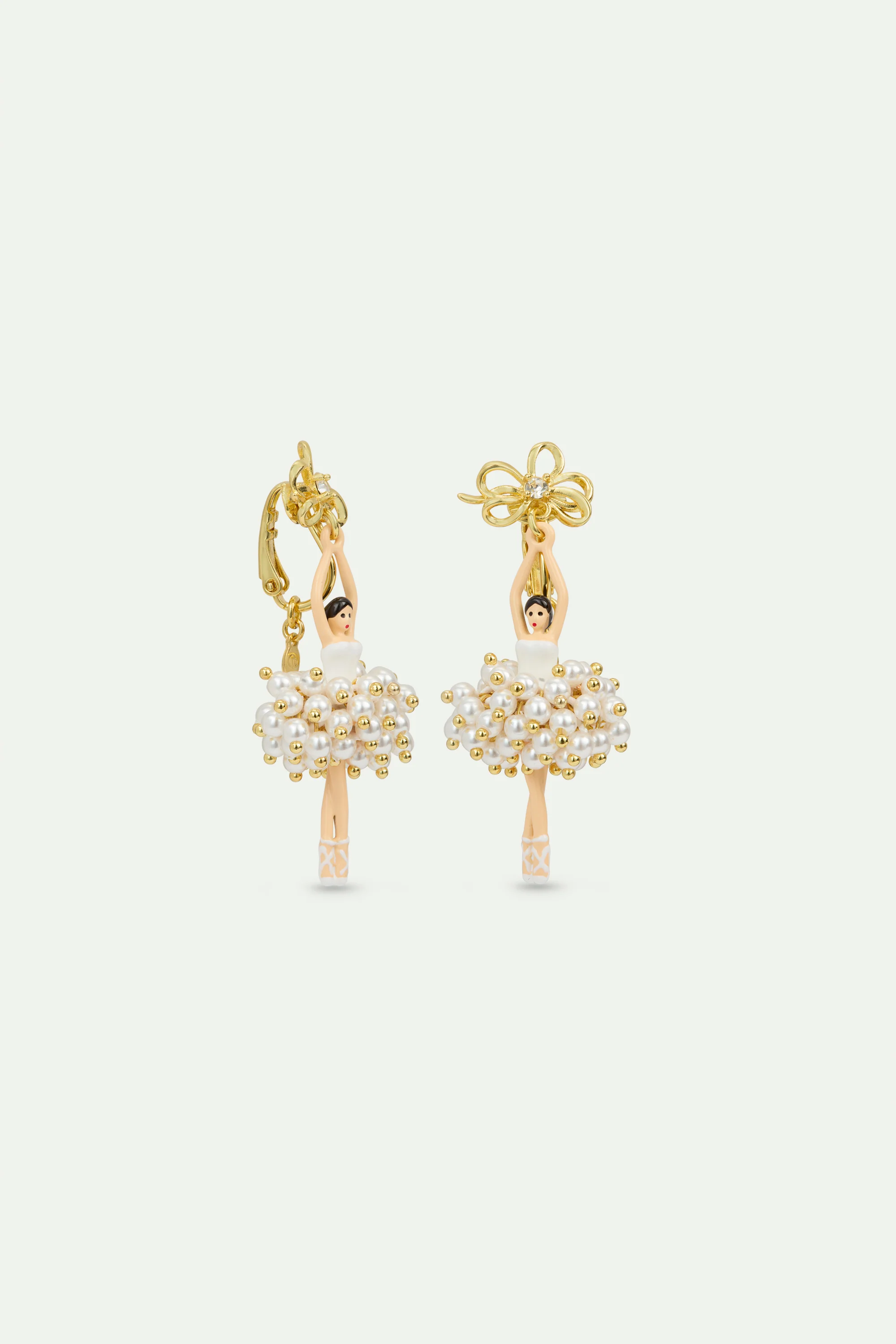 Boucles d'oreilles Ballerine perles blanches et nœud doré - Image 5