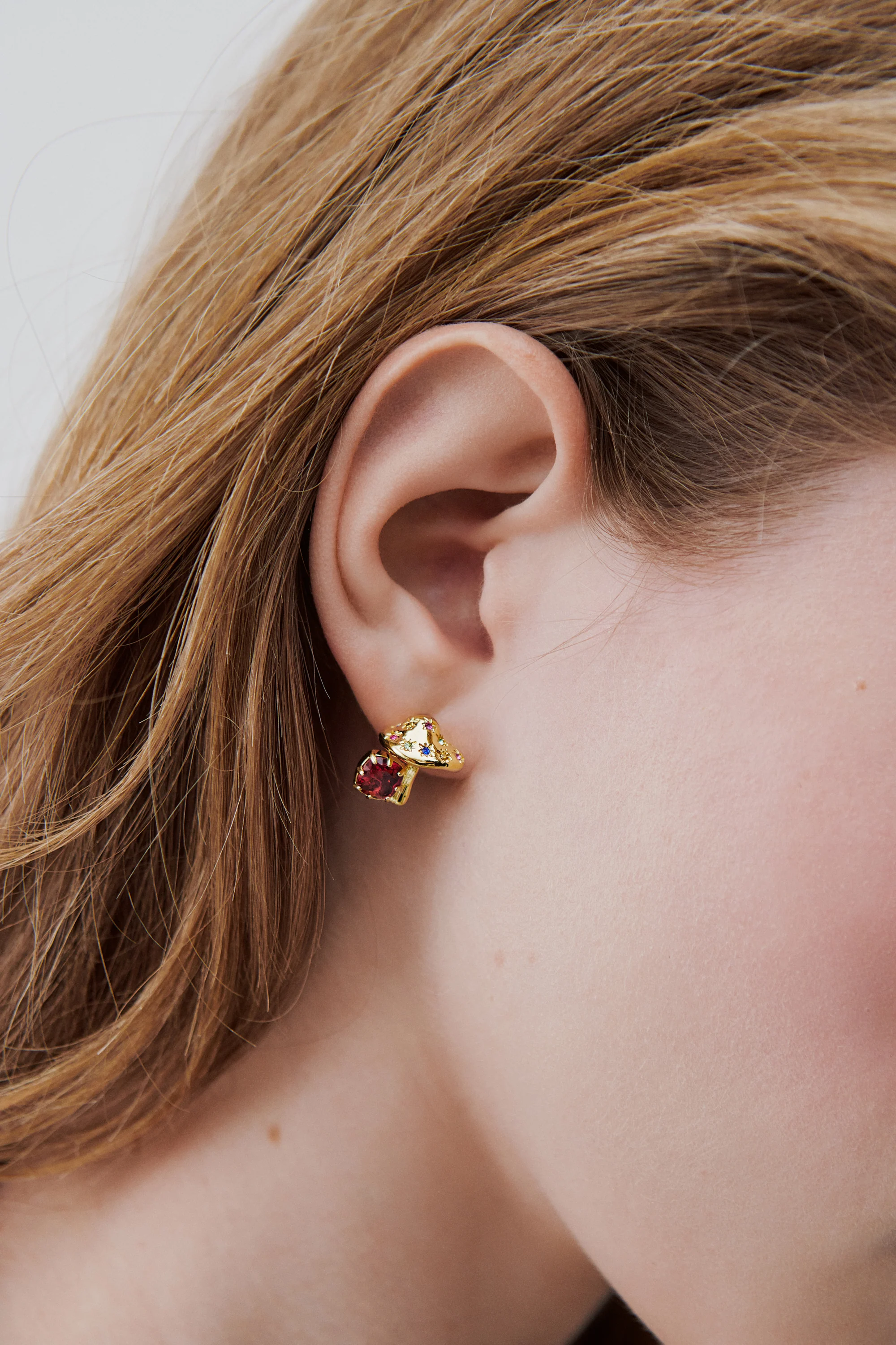 Boucles d'oreilles champignon doré et pierre facettée rose - Image 2
