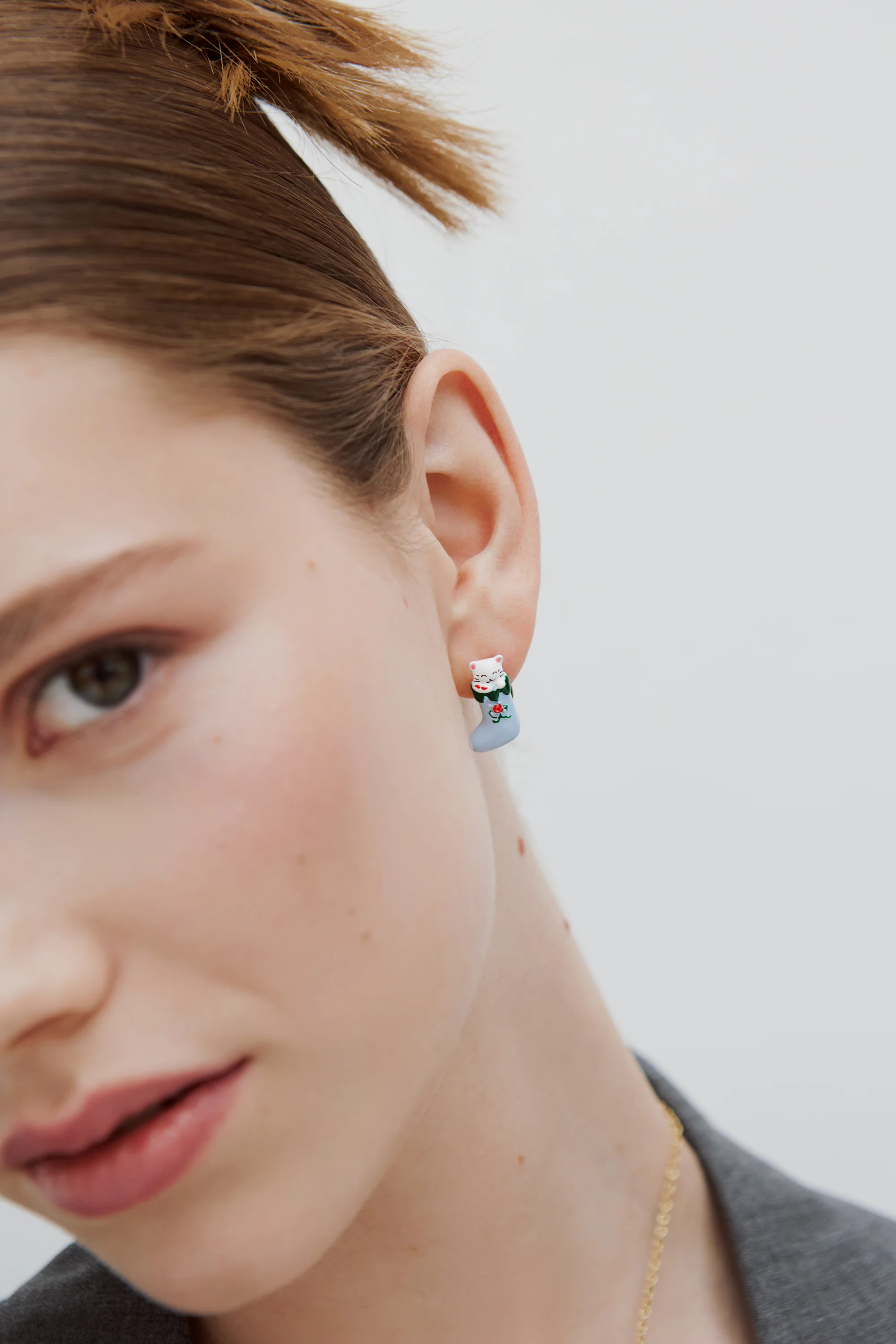 Boucles d'oreilles chausette de noël, chats blanc et gris et cristal facetté rouge - Image 2