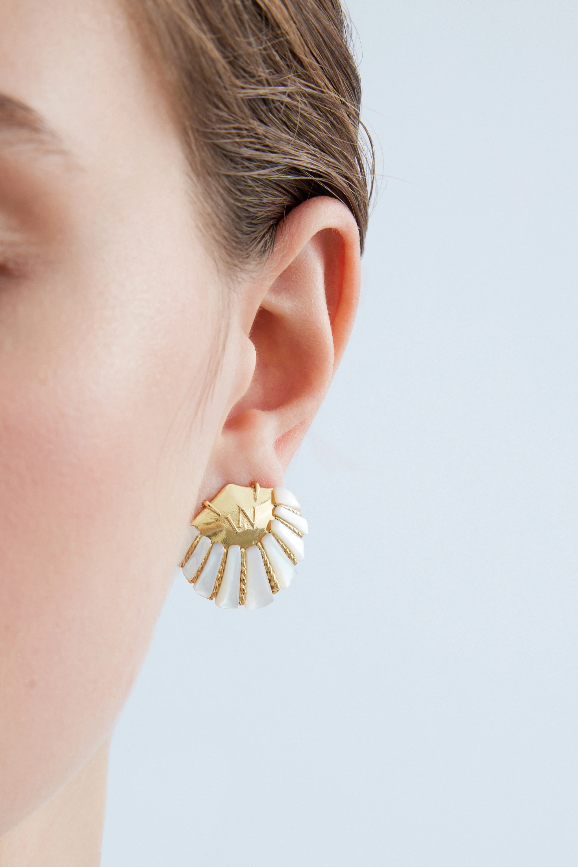 Boucles d'oreilles coquillage blanc et doré - Image 2
