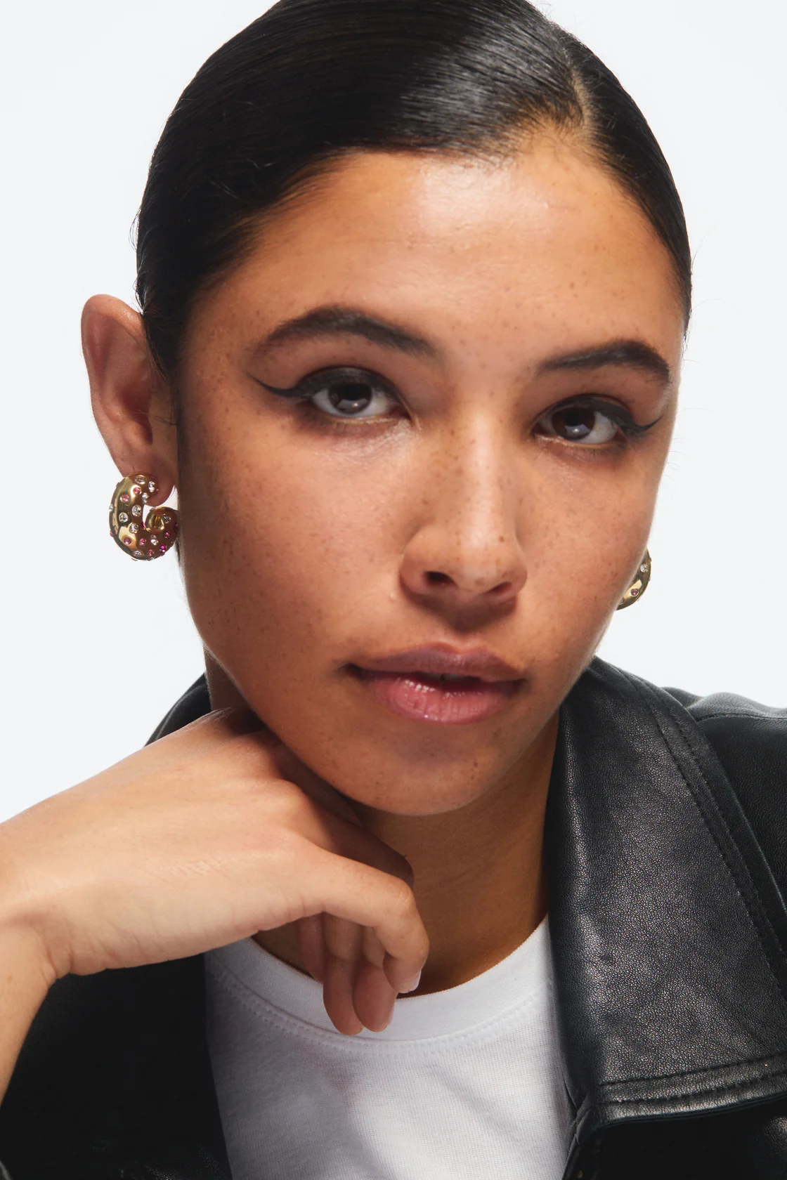 Boucles d'oreilles créoles dorées et cristaux roses et blancs - Image 2