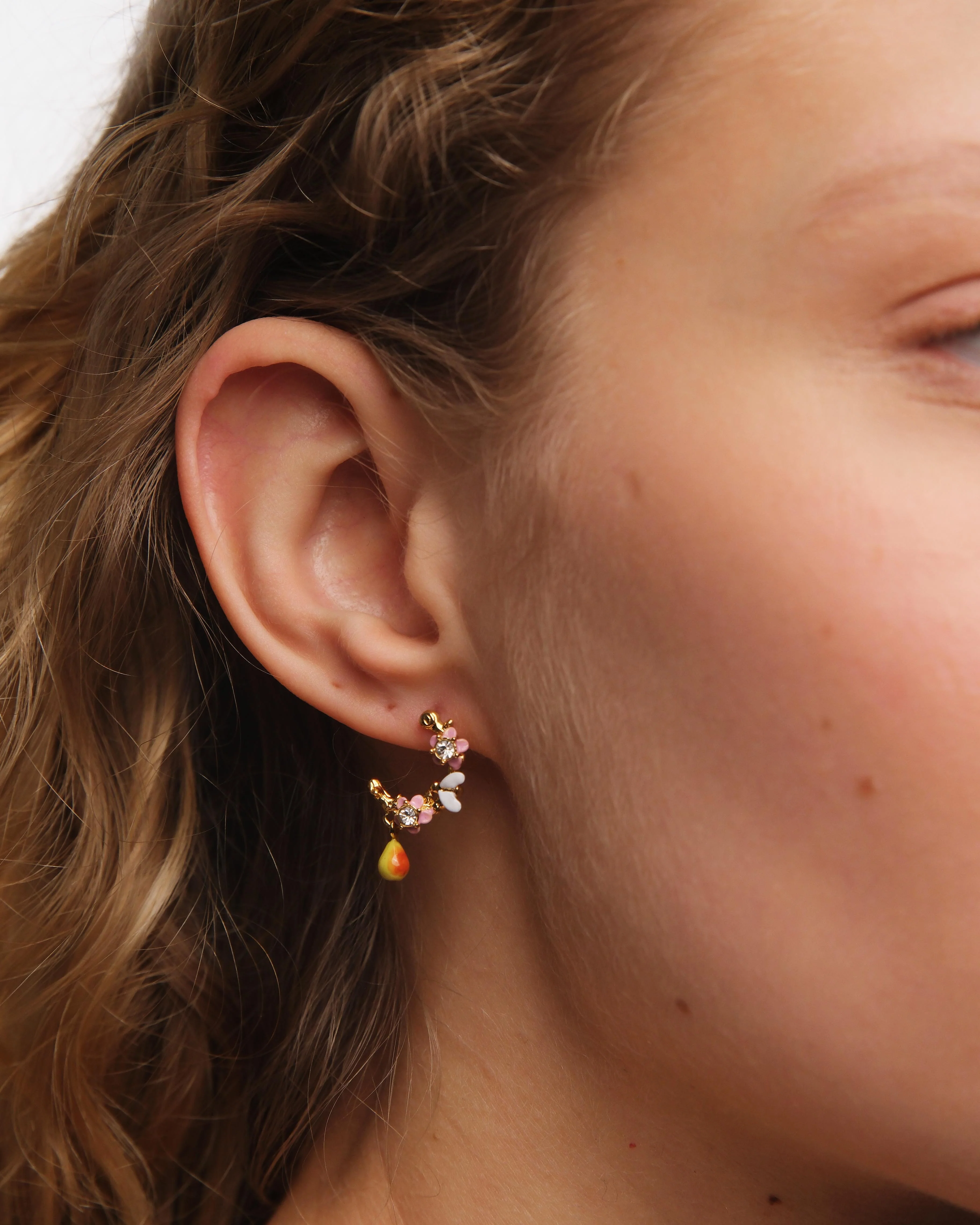Boucles d'oreilles créoles fleurs de pommier, poire et abeille - Image 2