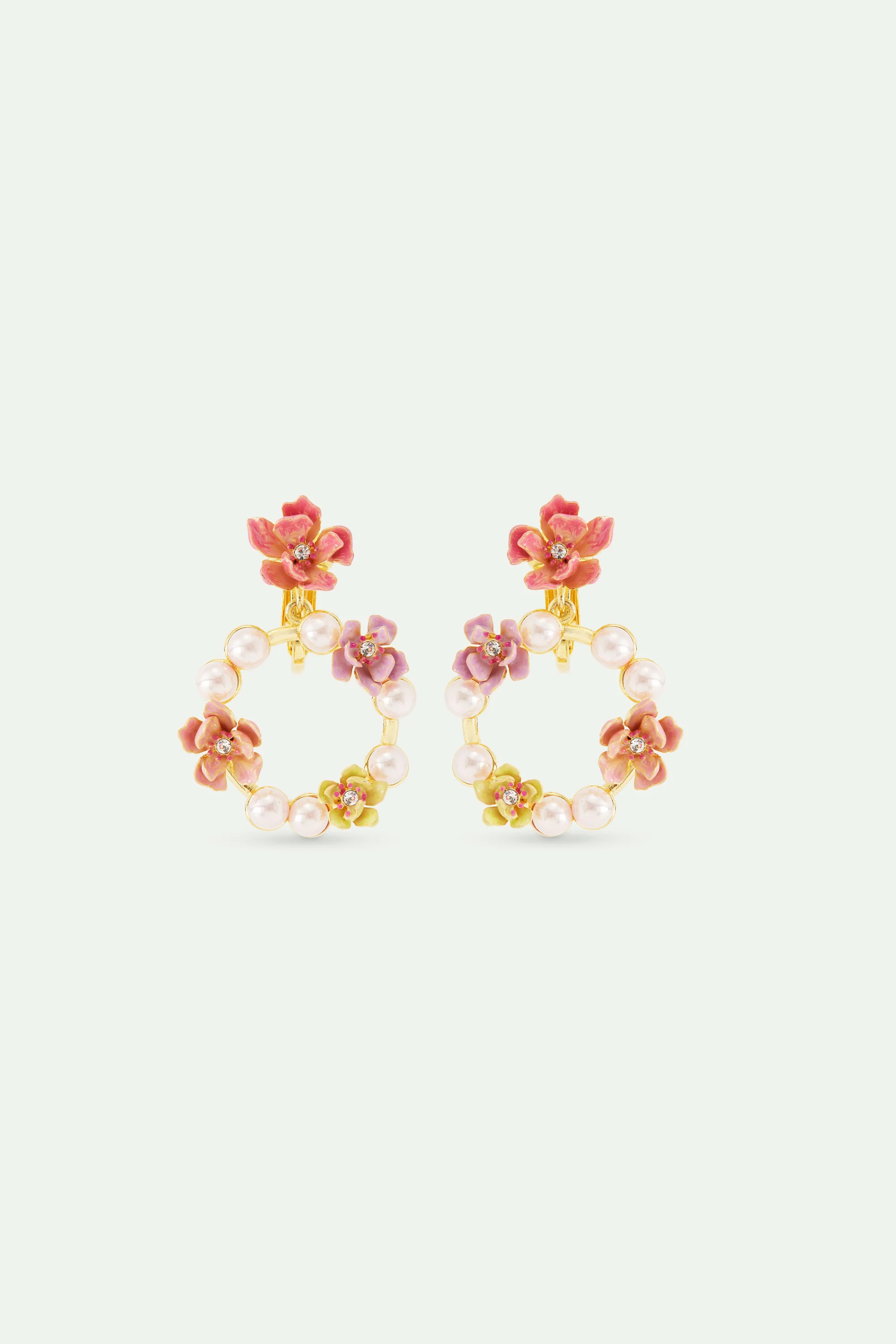 Boucles d'oreilles créoles pendantes fleurs de magnolia roses et perles blanches