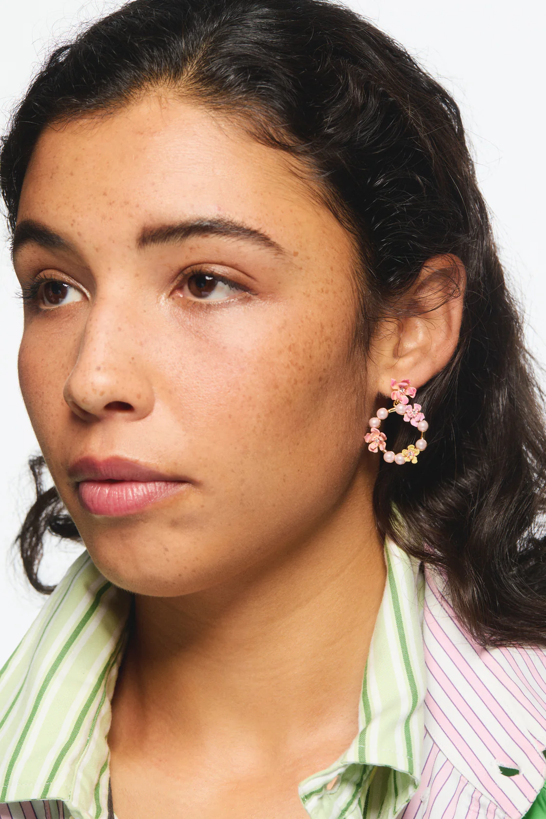Boucles d'oreilles créoles pendantes fleurs de magnolia roses et perles blanches - Image 2