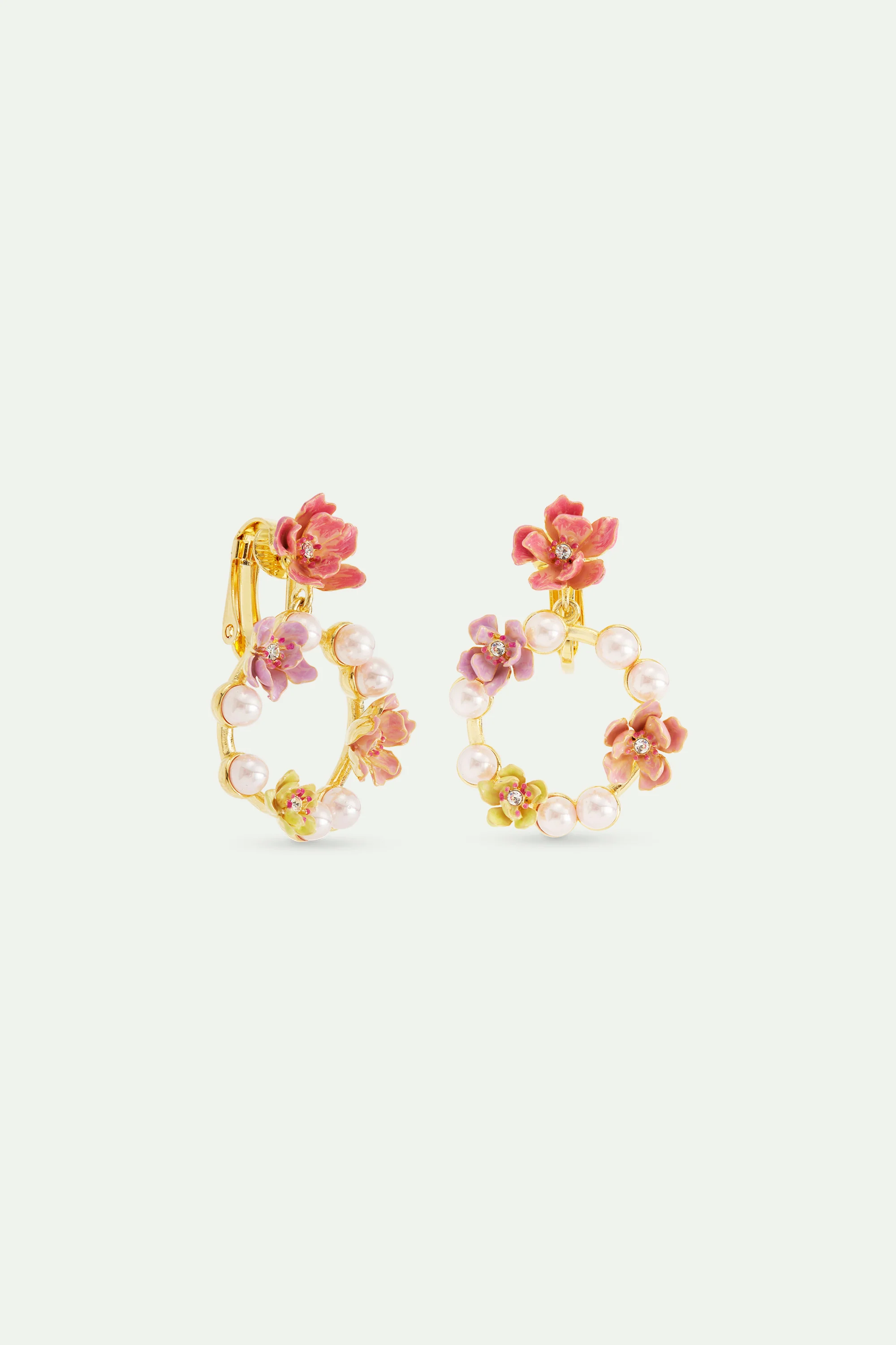 Boucles d'oreilles créoles pendantes fleurs de magnolia roses et perles blanches - Image 3