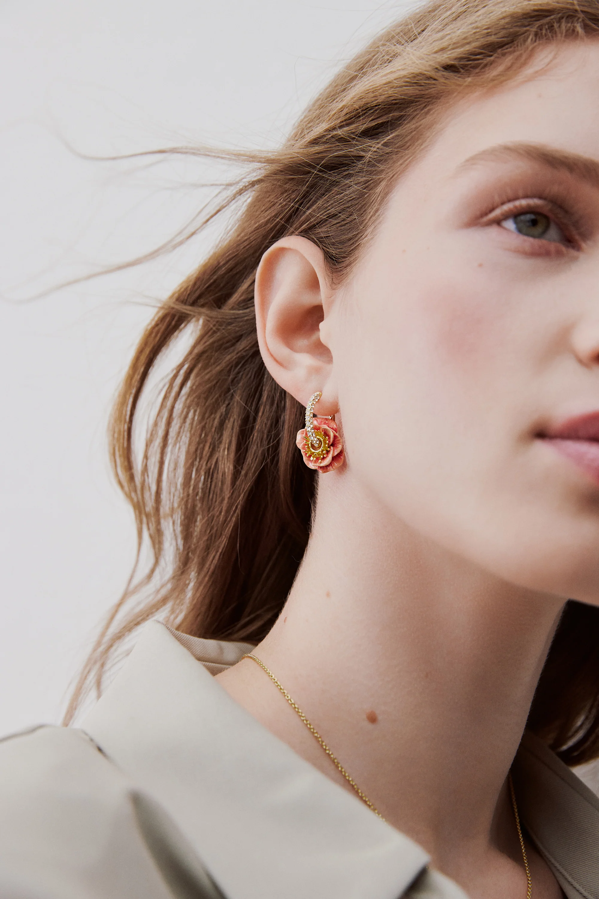 Boucles d'oreilles créoles strassées et anémone rose - Image 2