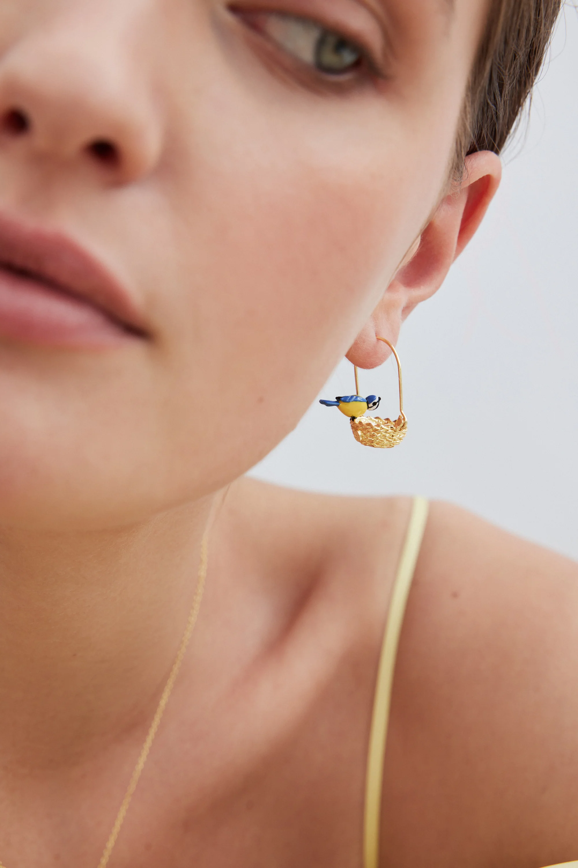 Boucles d'oreilles crochets asymétriques nid doré et mésanges jaunes et bleues - Image 2