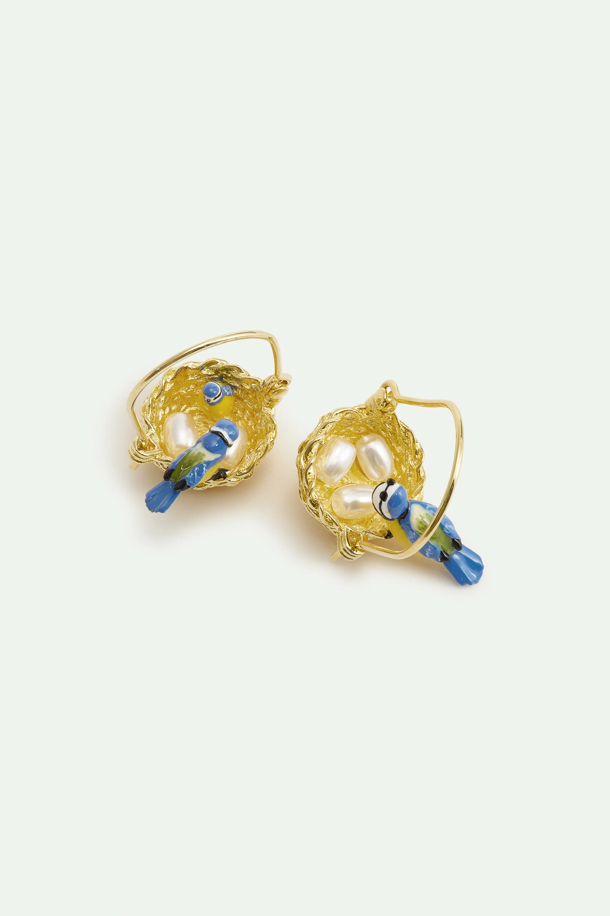 Boucles d'oreilles crochets asymétriques nid doré et mésanges jaunes et bleues - Image 4
