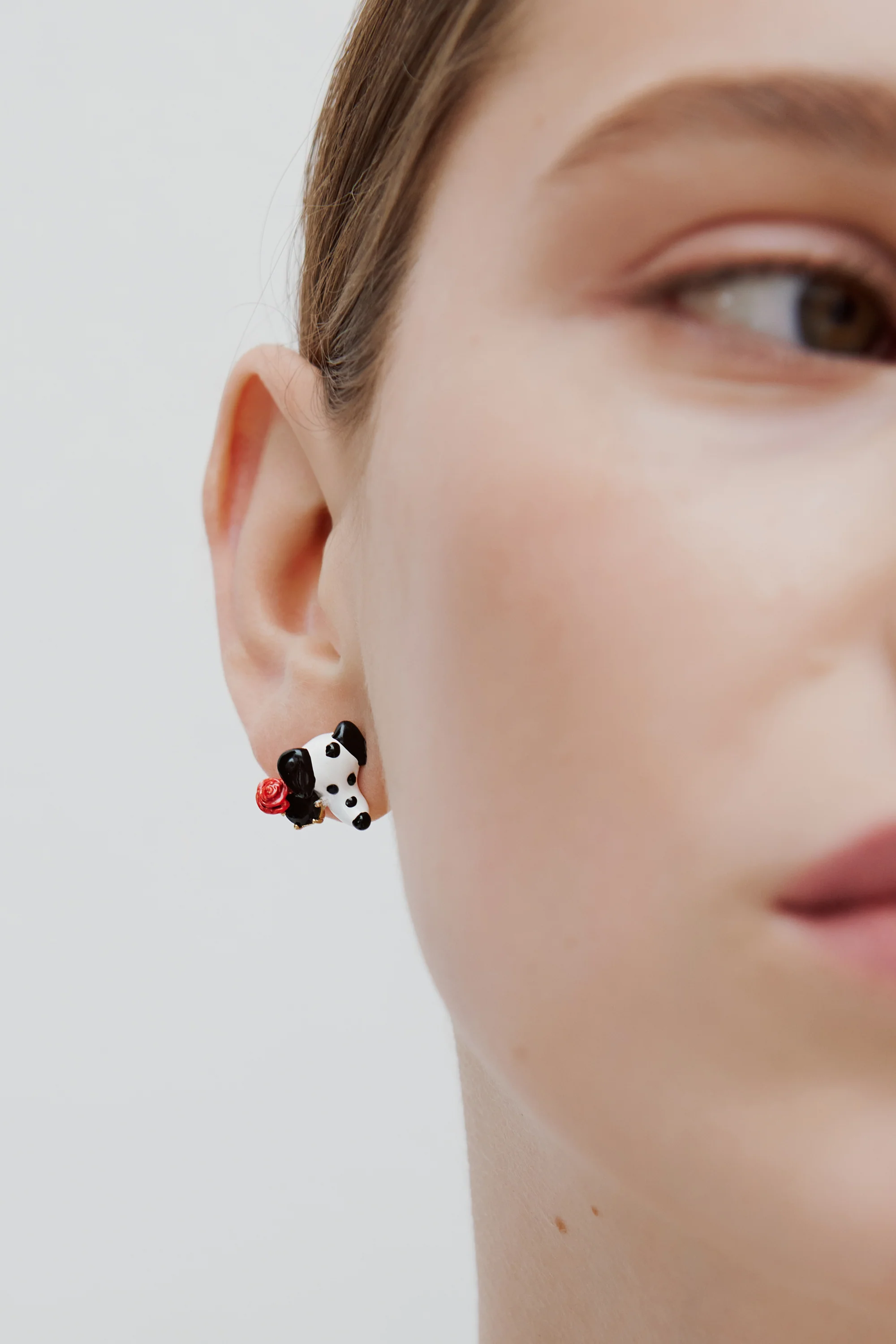 Boucles d'oreilles dalmatien, pierre ronde facettée noire et rose rouge - Image 2