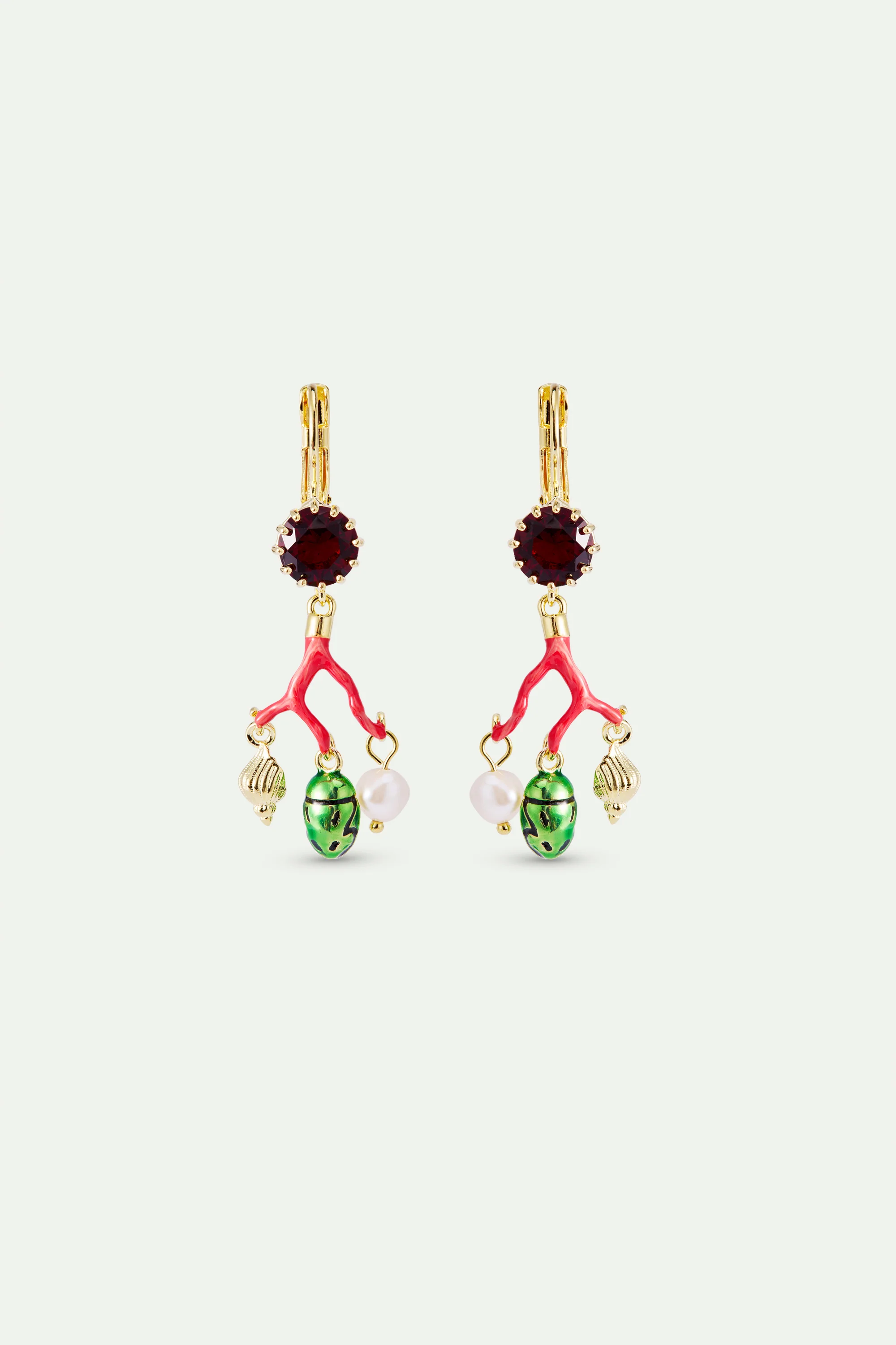 Boucles d'oreilles dormeuses corail, pierre facettée rouge, perle de culture, cétoine verte et coquillage doré