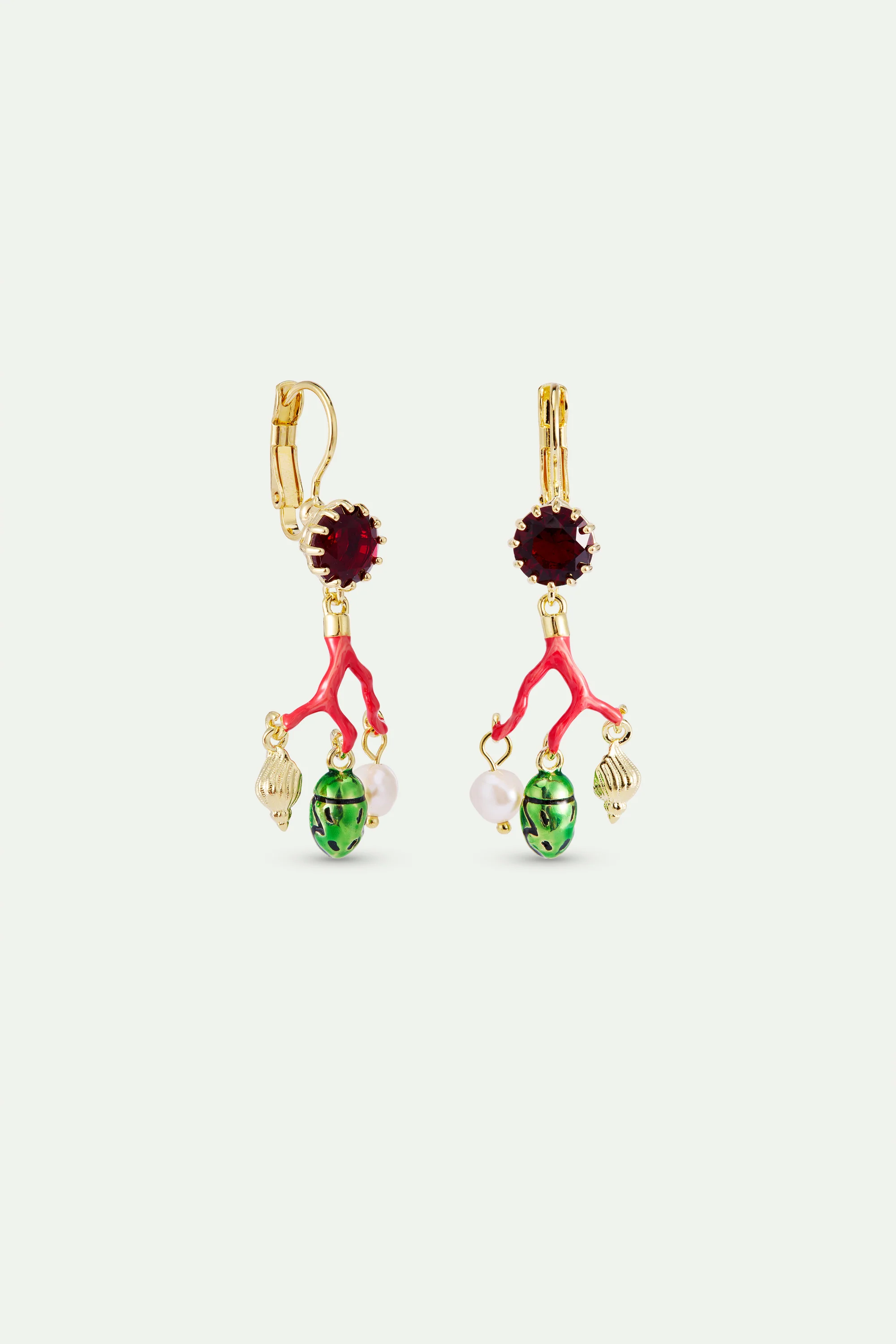 Boucles d'oreilles dormeuses corail, pierre facettée rouge, perle de culture, cétoine verte et coquillage doré - Image 2