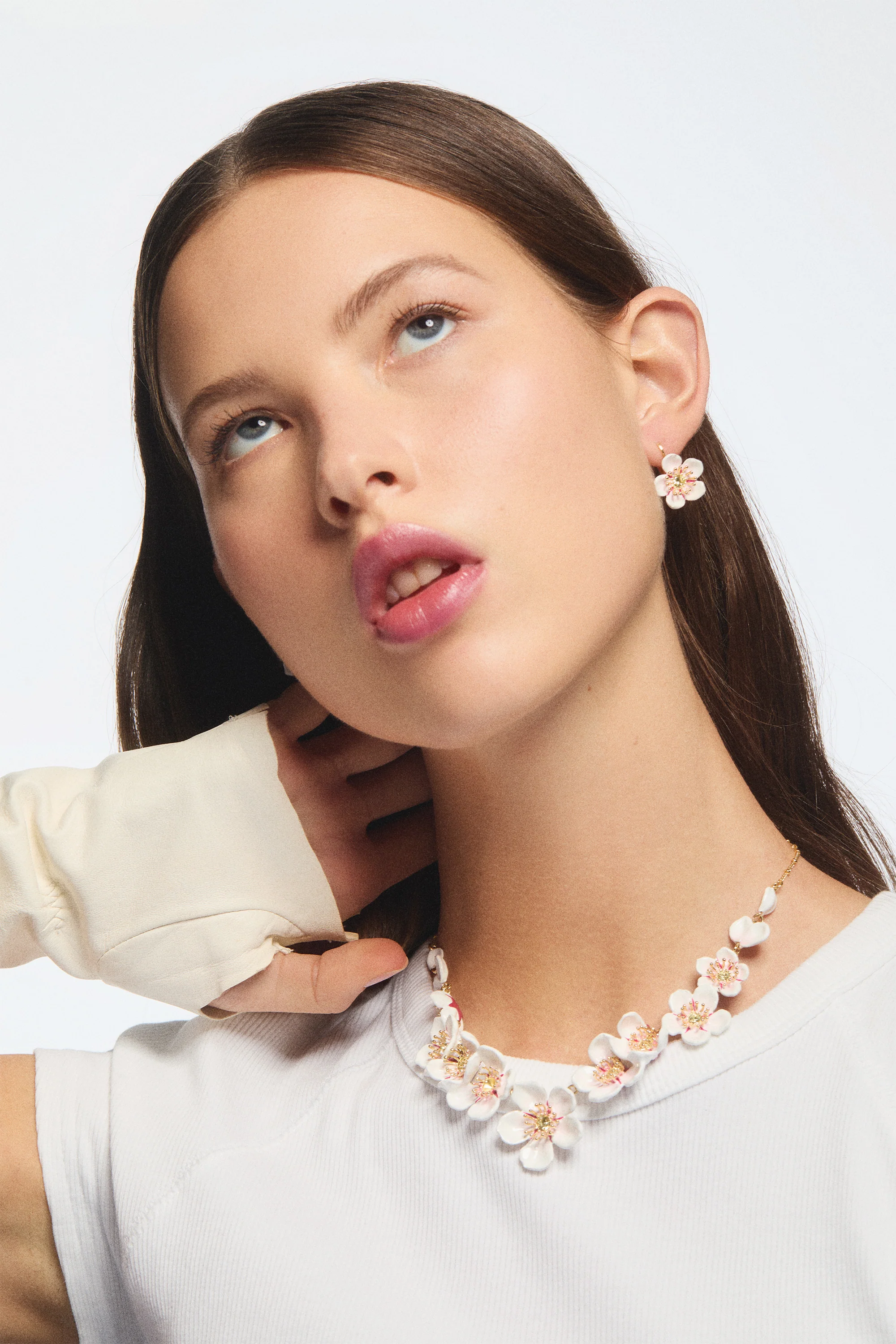 Boucles d'oreilles dormeuses fleur blanche de cerisier - Image 2