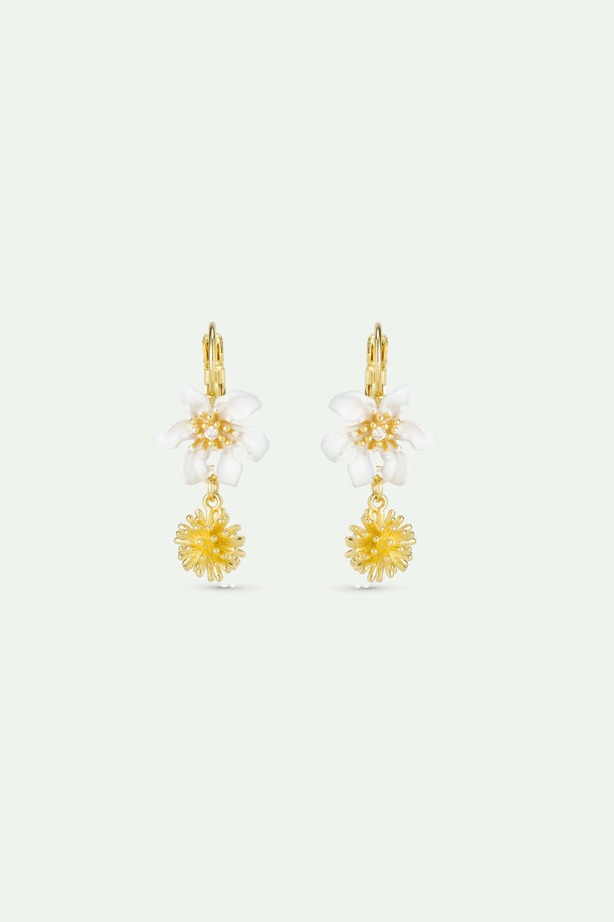 Boucles d'oreilles dormeuses fleur de clématite blanche et corête du japon