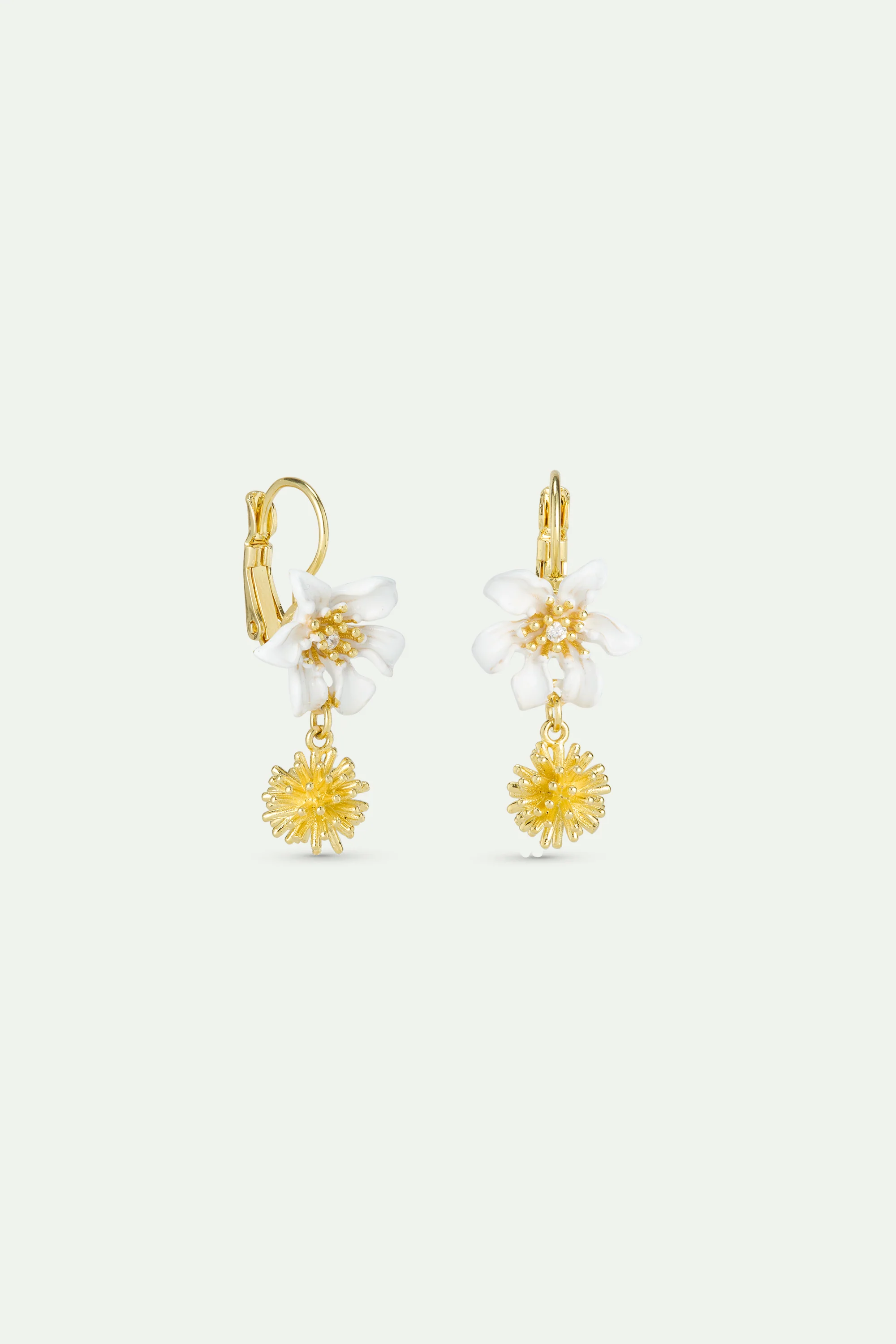 Boucles d'oreilles dormeuses fleur de clématite blanche et corête du japon - Image 2