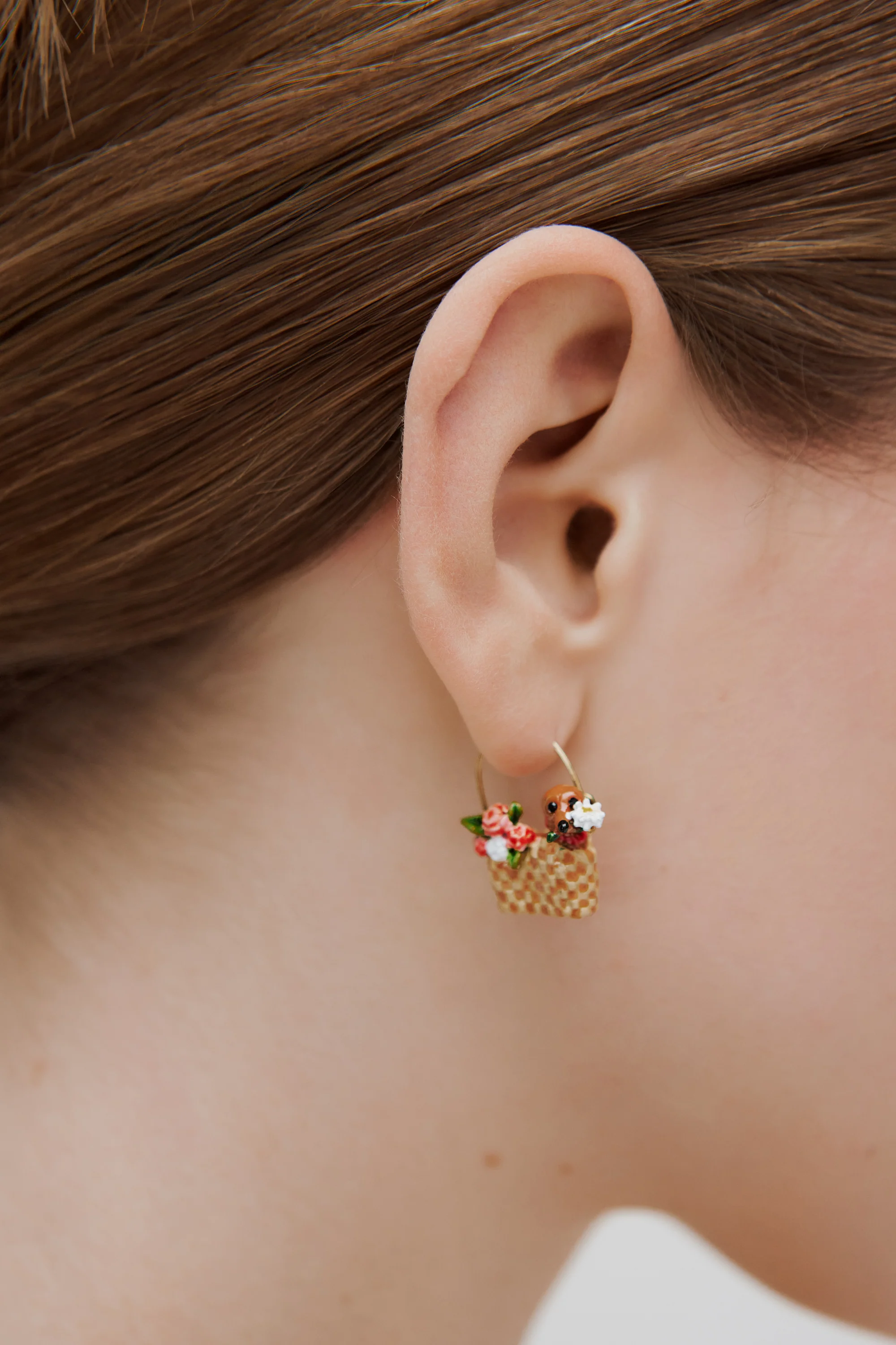 Boucles d'oreilles dormeuses panier, teckel et fleurs - Image 2
