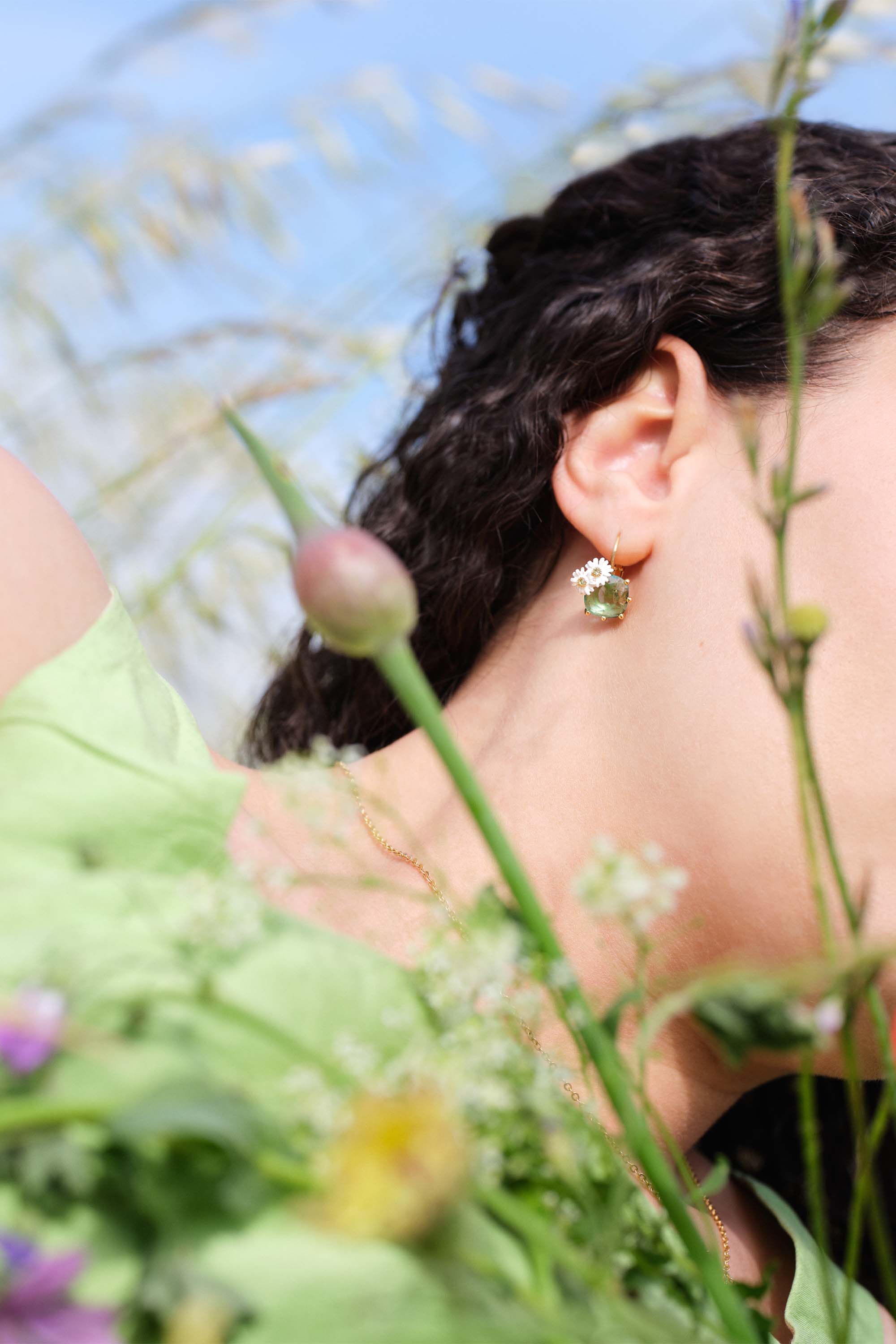 Boucles d'oreilles dormeuses parterre de marguerites - Image 3