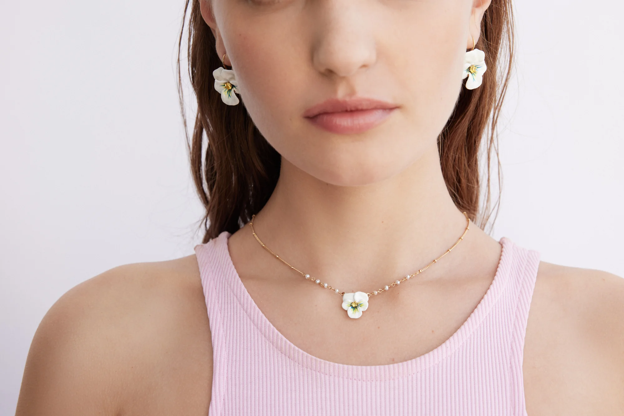 Boucles d'oreilles dormeuses pensée blanche et cristal taillé - Image 2