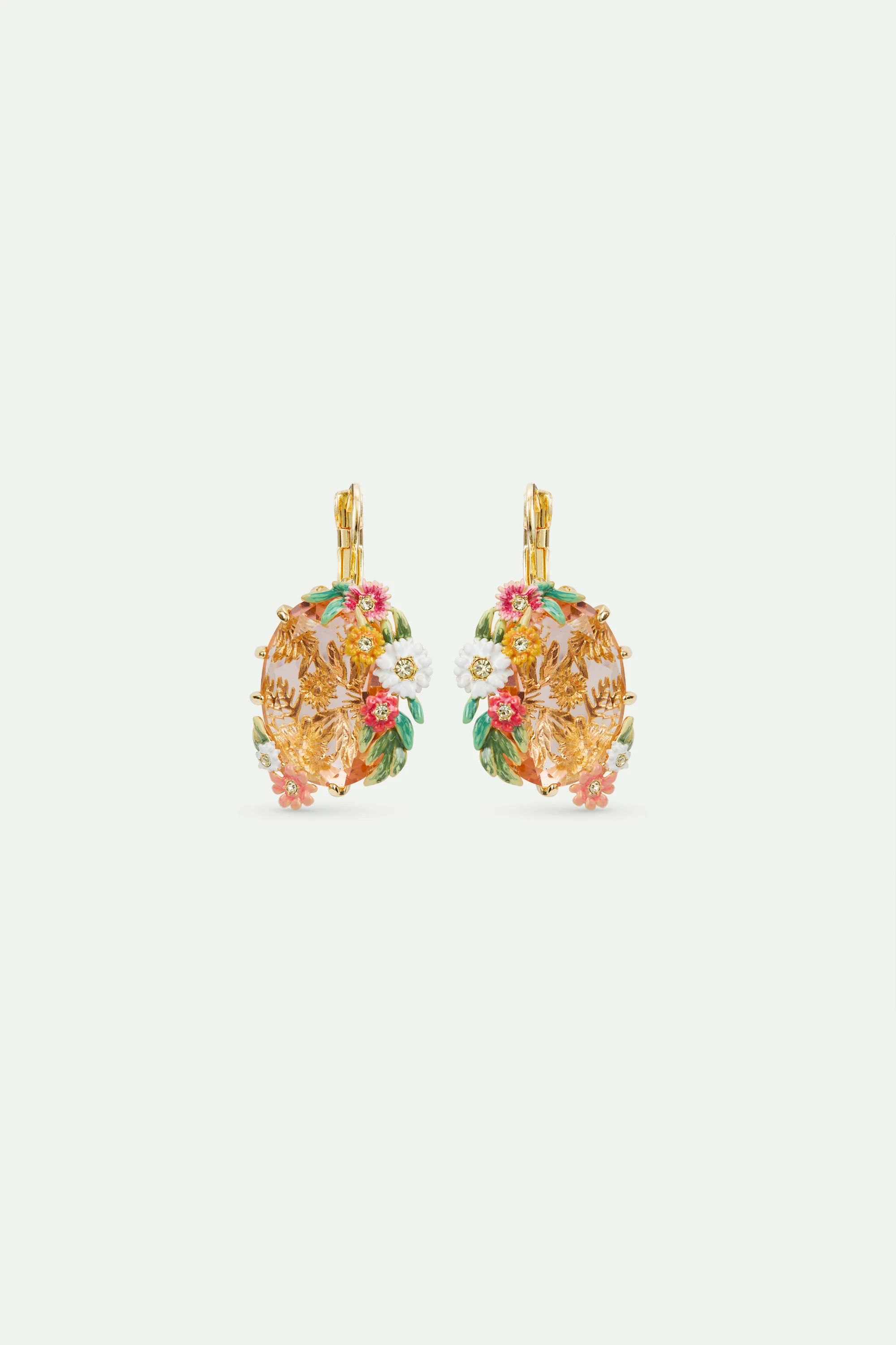 Boucles d'oreilles dormeuses pierre facettée rose ovale, fleurs de zinnias et de pâquerettes